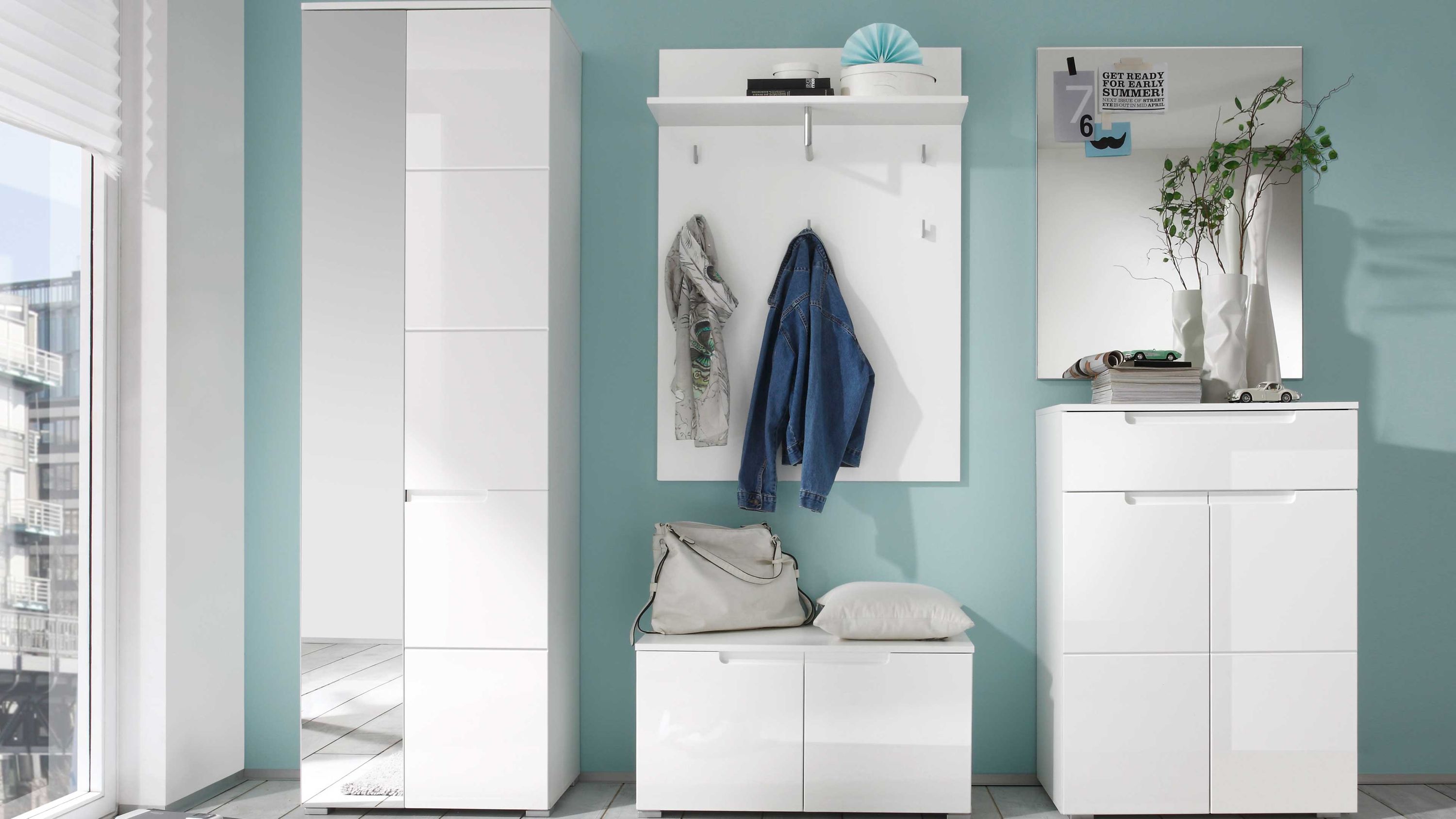 Garderoben-Set mit weiß lackierten Flächen: Schrank mit Spiegel, Wandpaneel, Sitzbank, Kommode und Wandspiegel