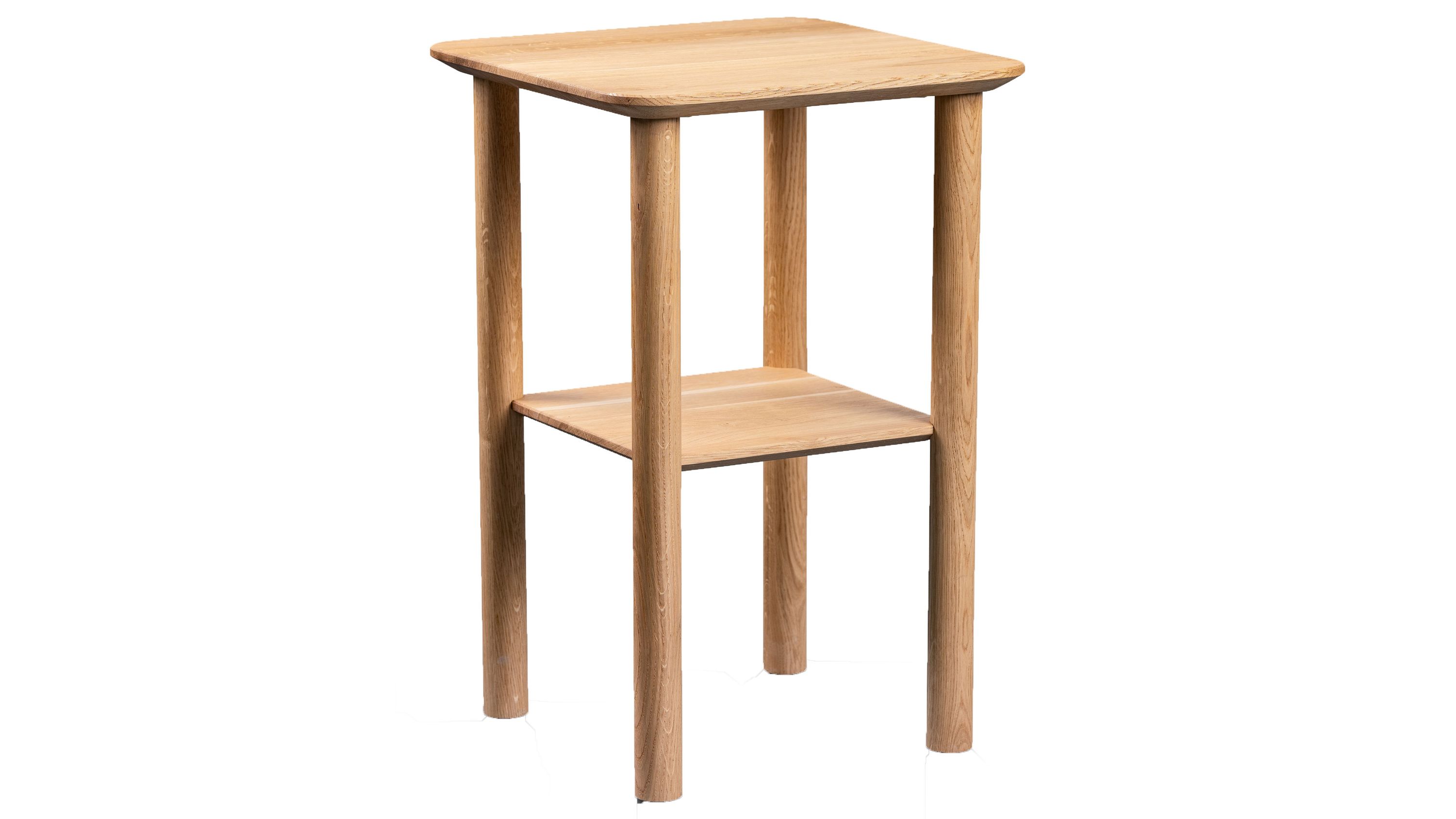 Quadratischer Beistelltisch mit zwei Ablageflächen und runden Beinen in heller Holzoptik