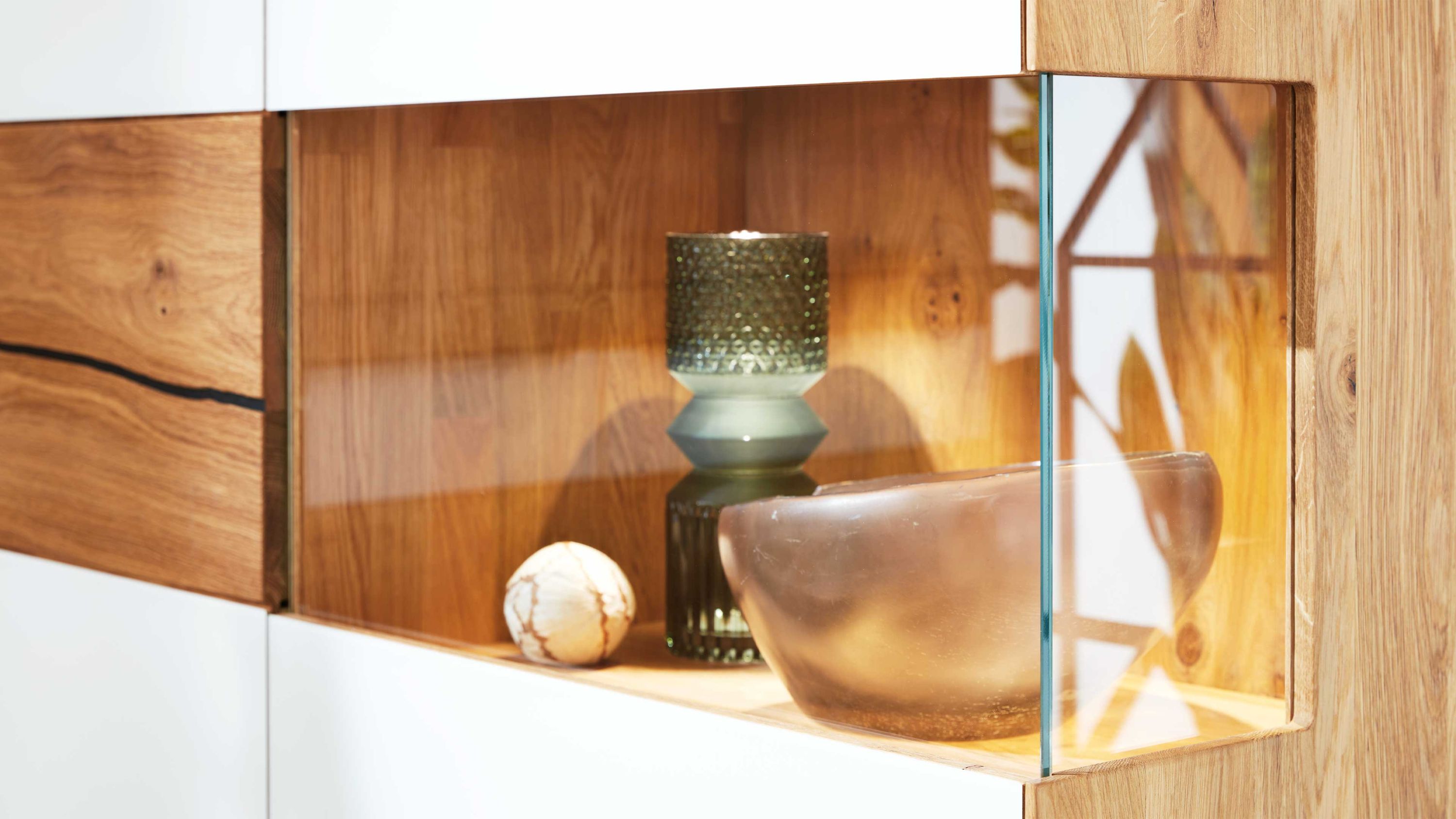 Wohnzimmerschrank mit Holz- und weißen Fronten Glasvitrine mit LED-Beleuchtung und Dekoration