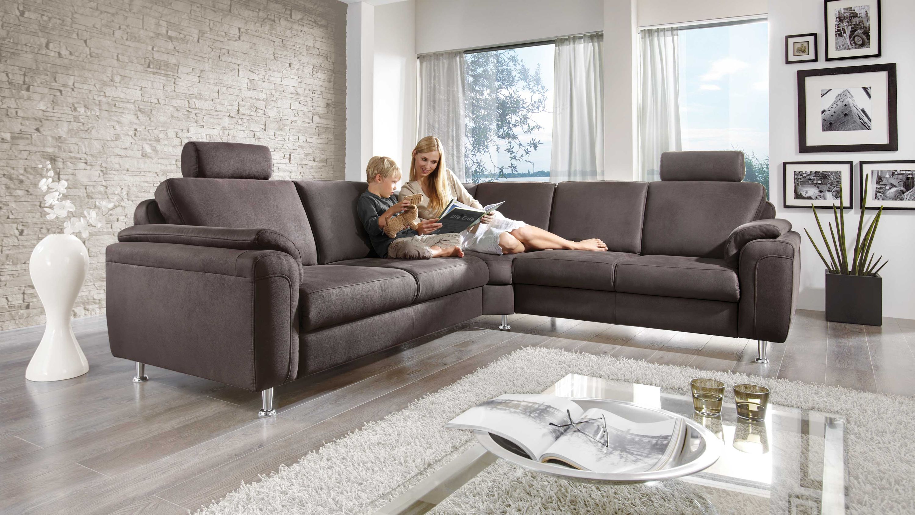 Ecksofa in brauner Mikrofaser mit verstellbaren Kopfstützen und Chromfüßen in modernem Wohnzimmer