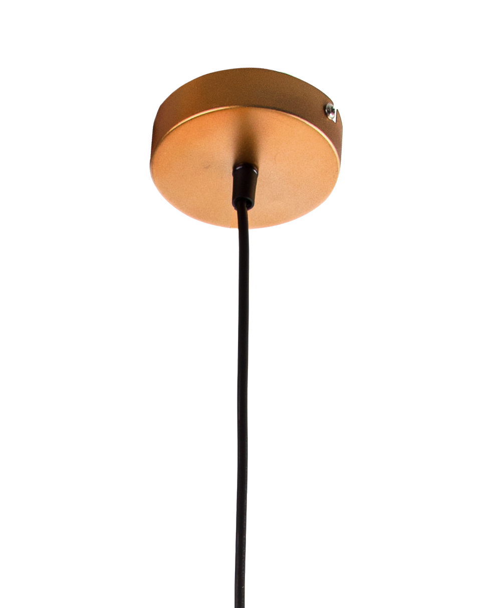 Goldene Pendelleuchte aus Drahtmetall mit weißem Glasschirm schräg von oben vor hellem Hintergrund fotografiert