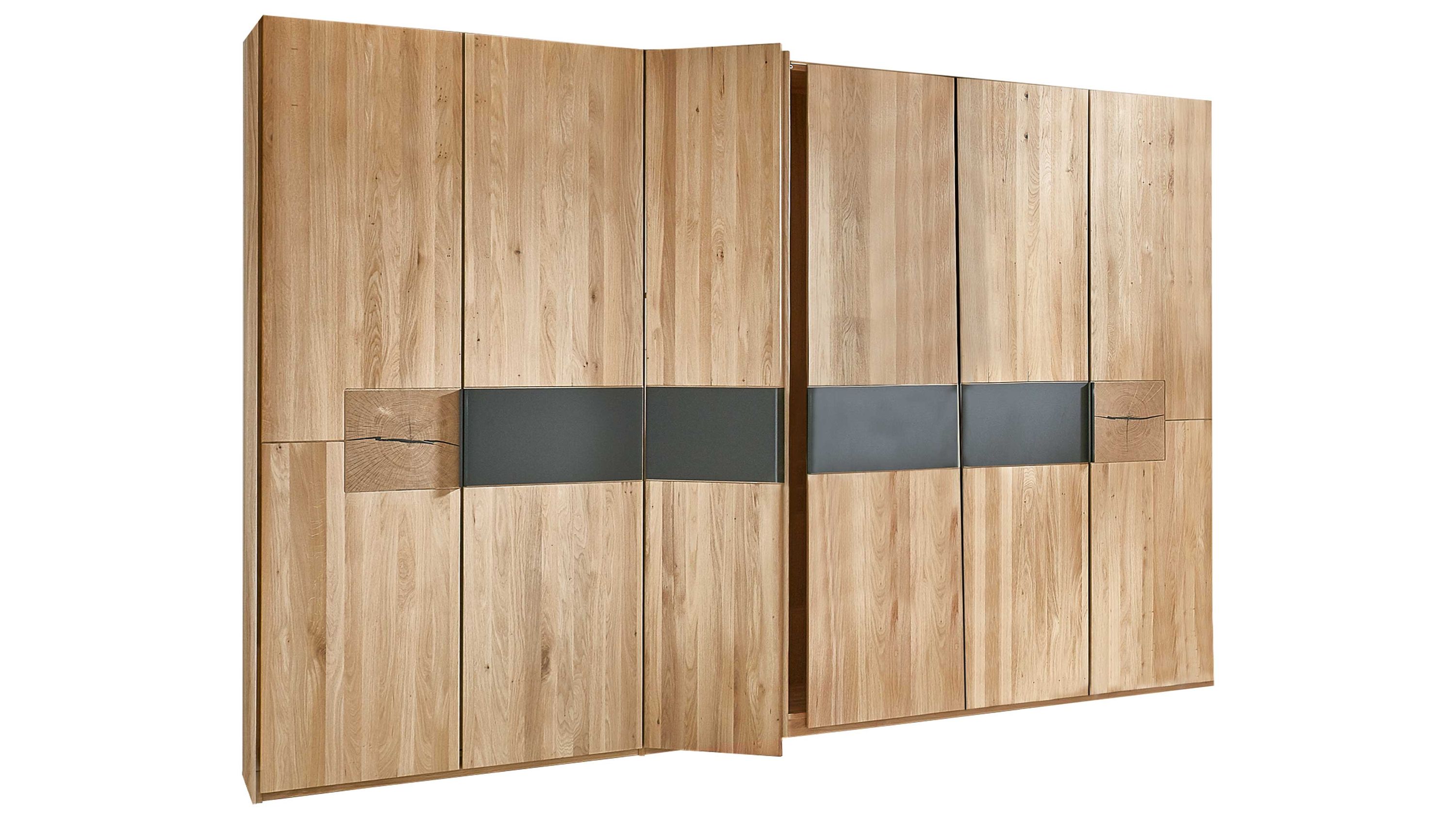 Sechsflügeliger Kleiderschrank aus hellem Holz mit mittigem dunklem Streifen und zwei quadratischen Holzelementen
