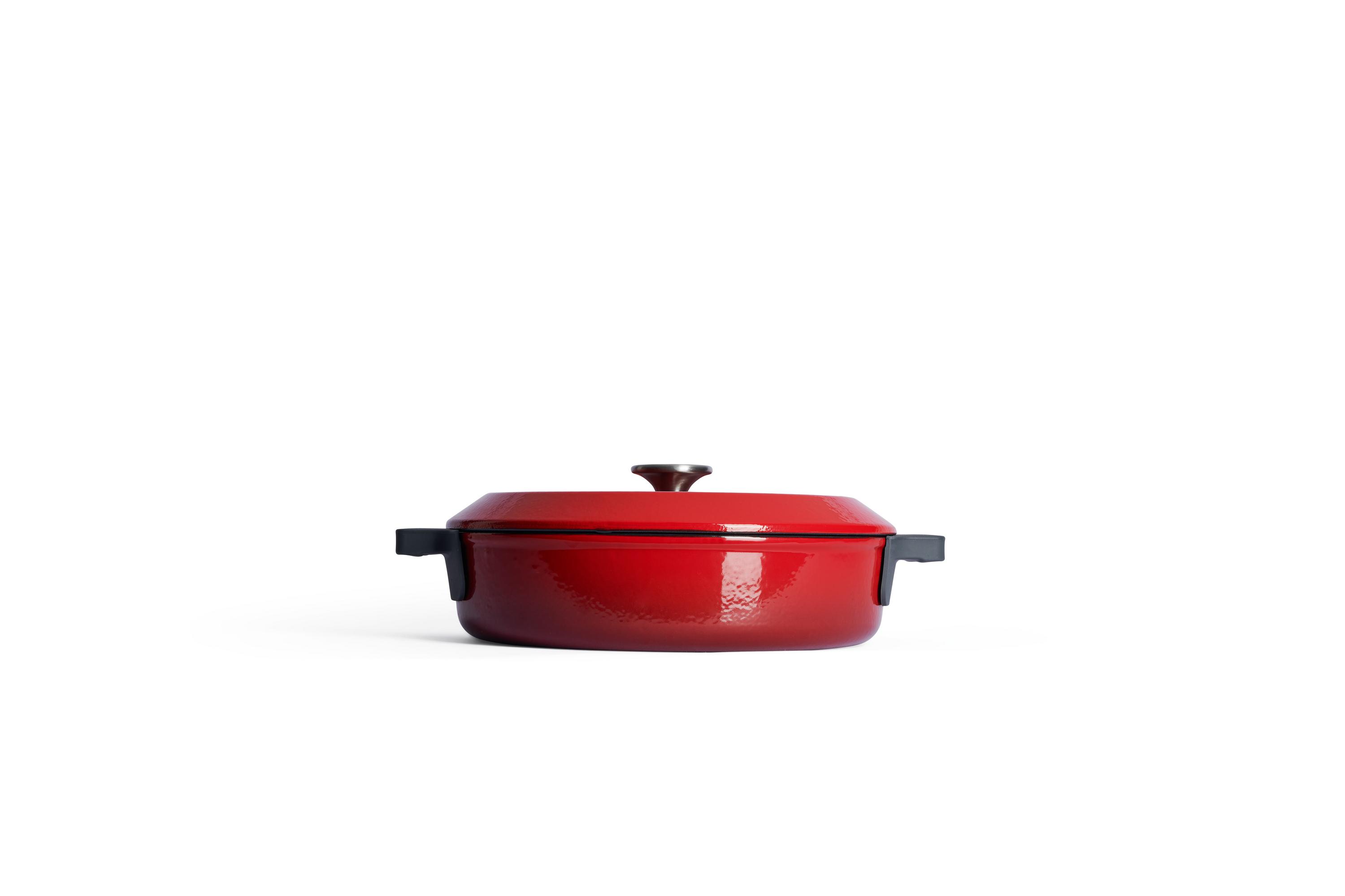 Frontalaufnahme chilli-roter Kochtopf mit passendem Deckel zwei seitlichen Silikongriffen auf heller Oberfläche