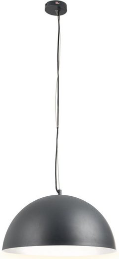 Schwarze Pendelleuchte mit Kuppelschirm Schwarze Pendelleuchte mit Kuppelschirm, an Kabel von der Decke hängend, aus leicht seitlicher Perspektive fotografiert