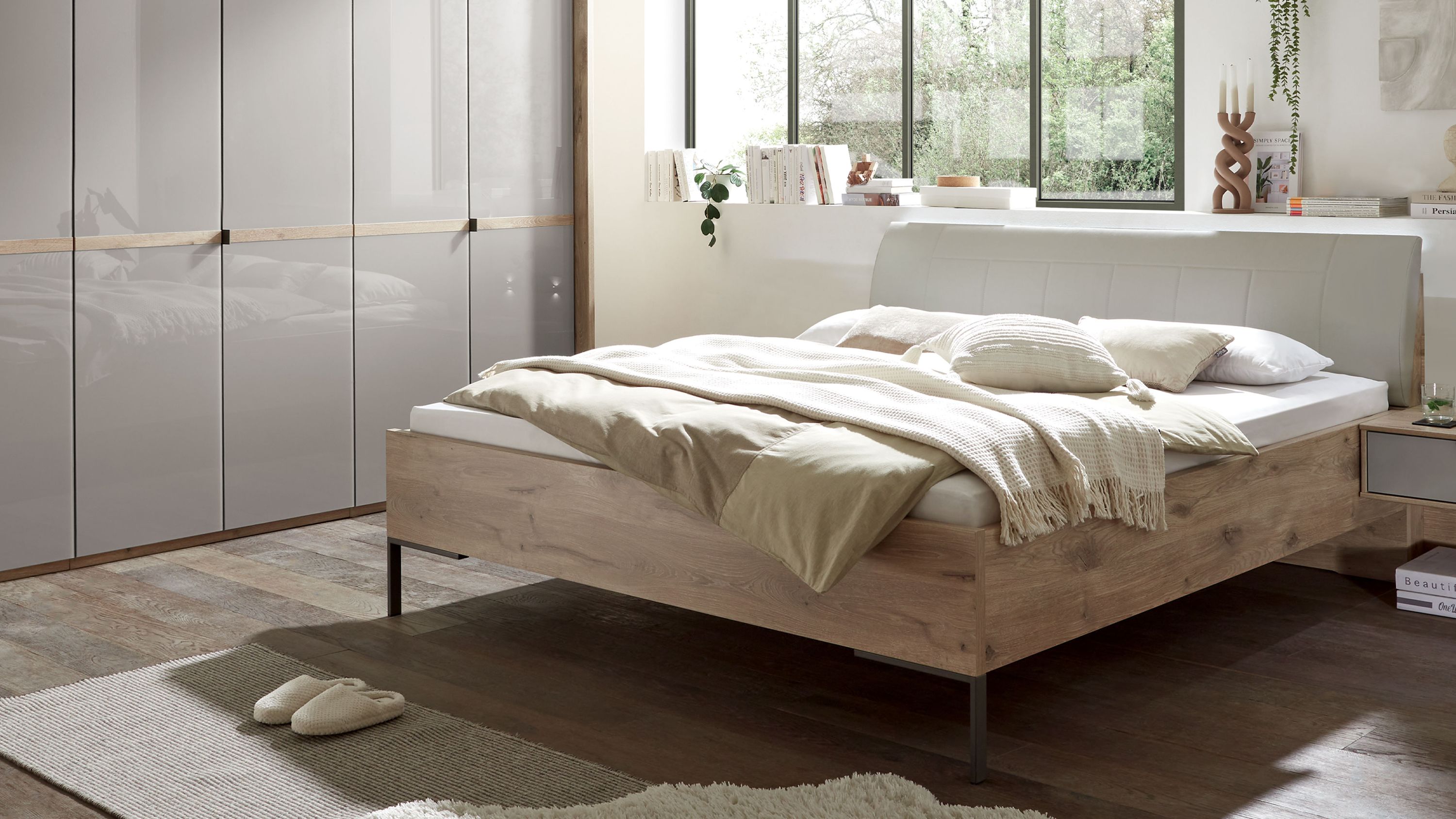 Bettgestell mit kieselgrauem Polsterkopfteil Holzrahmen in Hellbraun und Metallfüßen in modernem Schlafzimmer