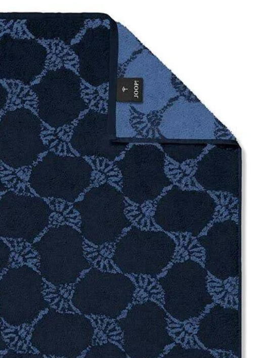 Joop Duschtuch Navy blau mit Cornflower Muster und logo Frontalansicht eines gefalteten JOOP! Duschtuchs in Dunkelblau mit hellblauem Cornflower-Muster und sichtbarem Markenlogo