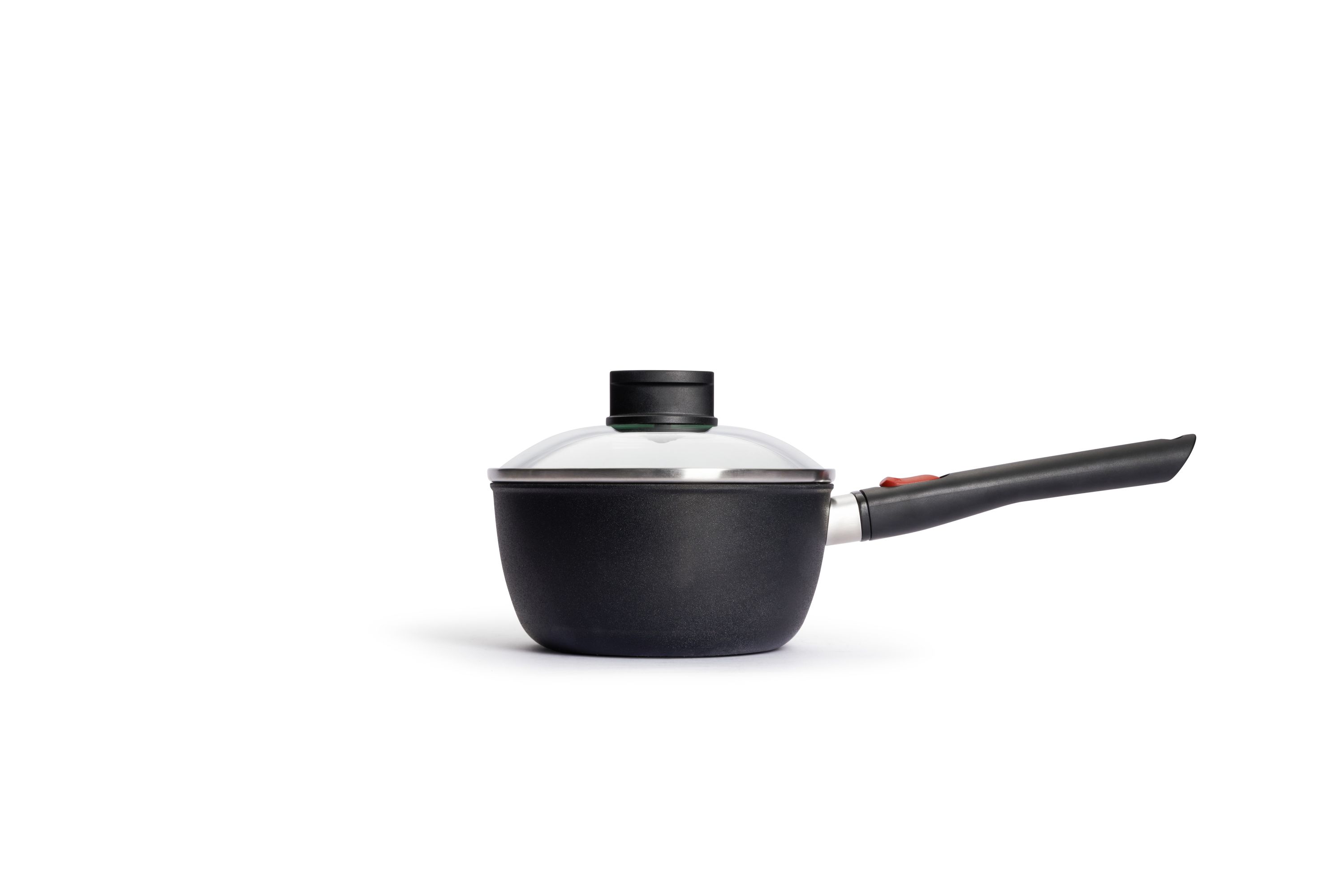 Seitliche Ansicht eines schwarzen WOLL-Stieltopfs mit Glasdeckel und ergonomischem Griff mit rotem