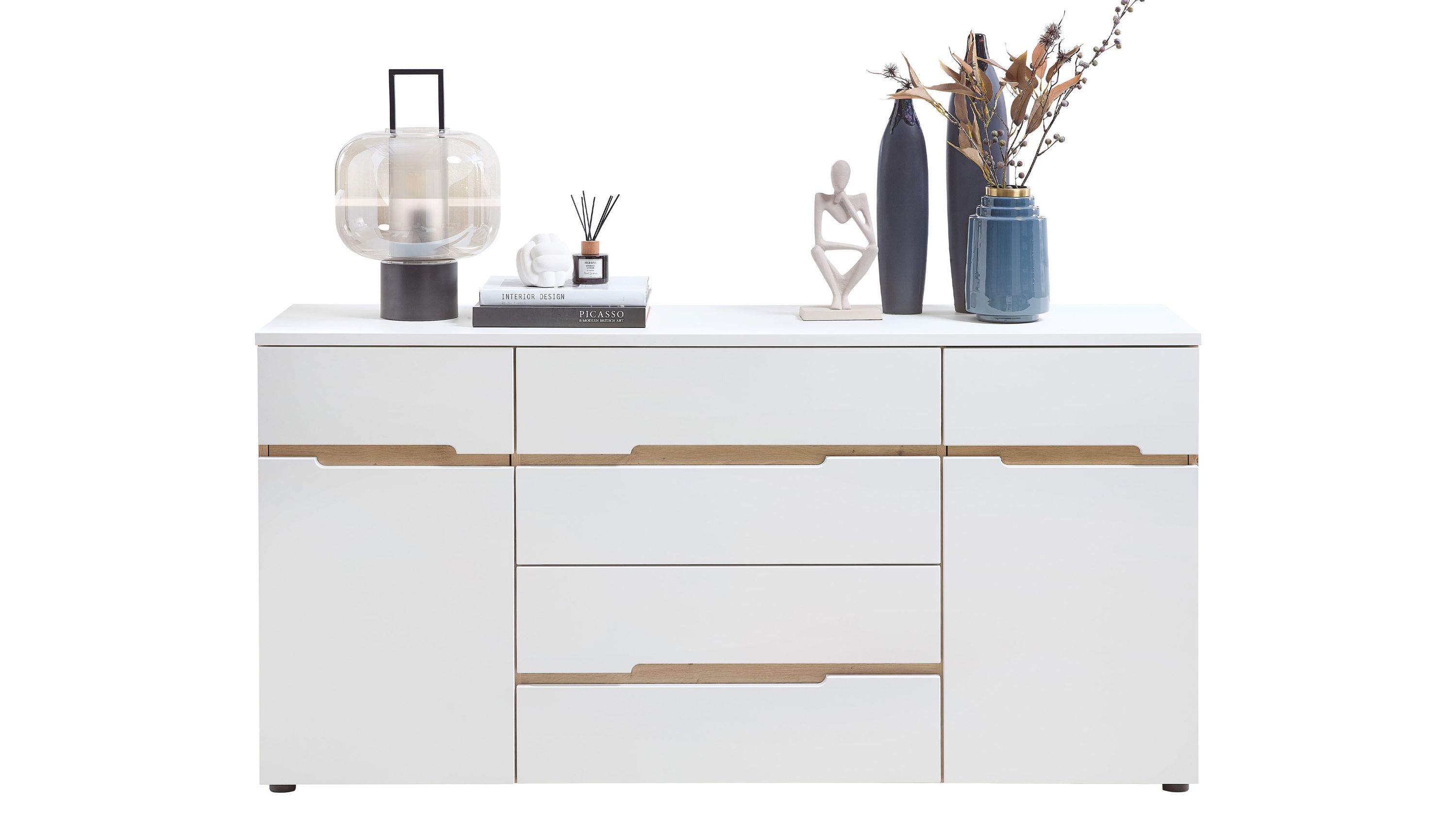 Weißes Sideboard mit drei Türen und drei Schubladen Akzente in hellbraun dekoriert mit Lampe Büchern Vasen und Figur