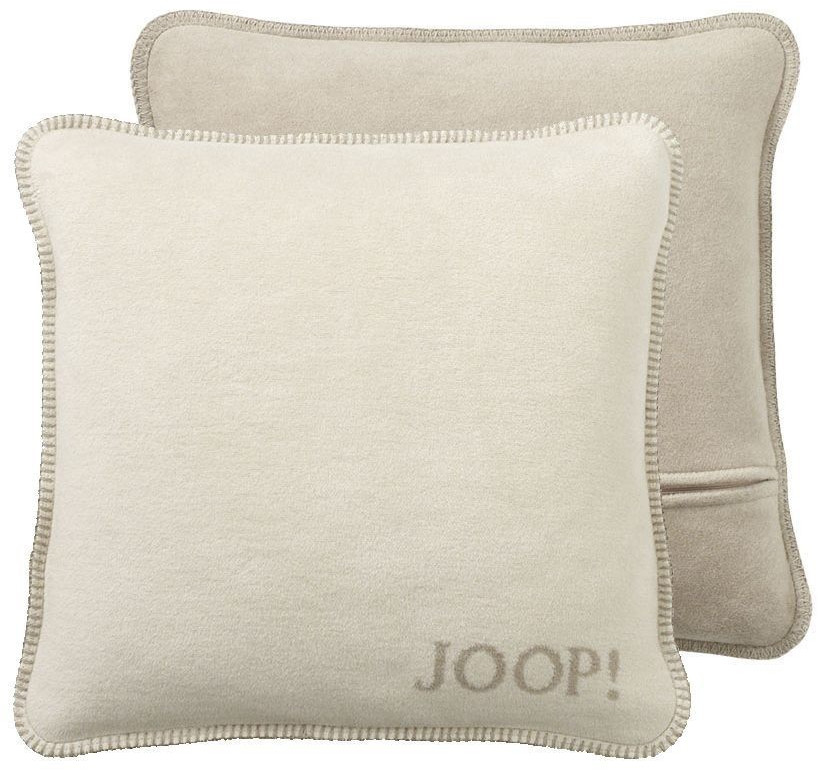 Zwei beigen Kissenbezüge mit grauem JOOP!-Logo, Zierstich und Einschubverschluss, Vorder- und Rückansicht nebeneinander