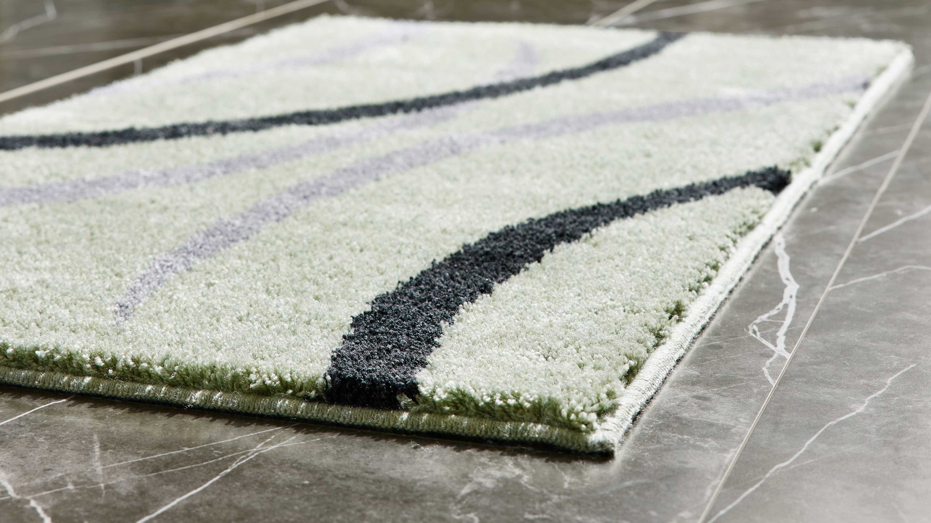 Rechteckiger Badteppich mit gemustertem Design in jadegrün grau und schwarz auf grauem Boden