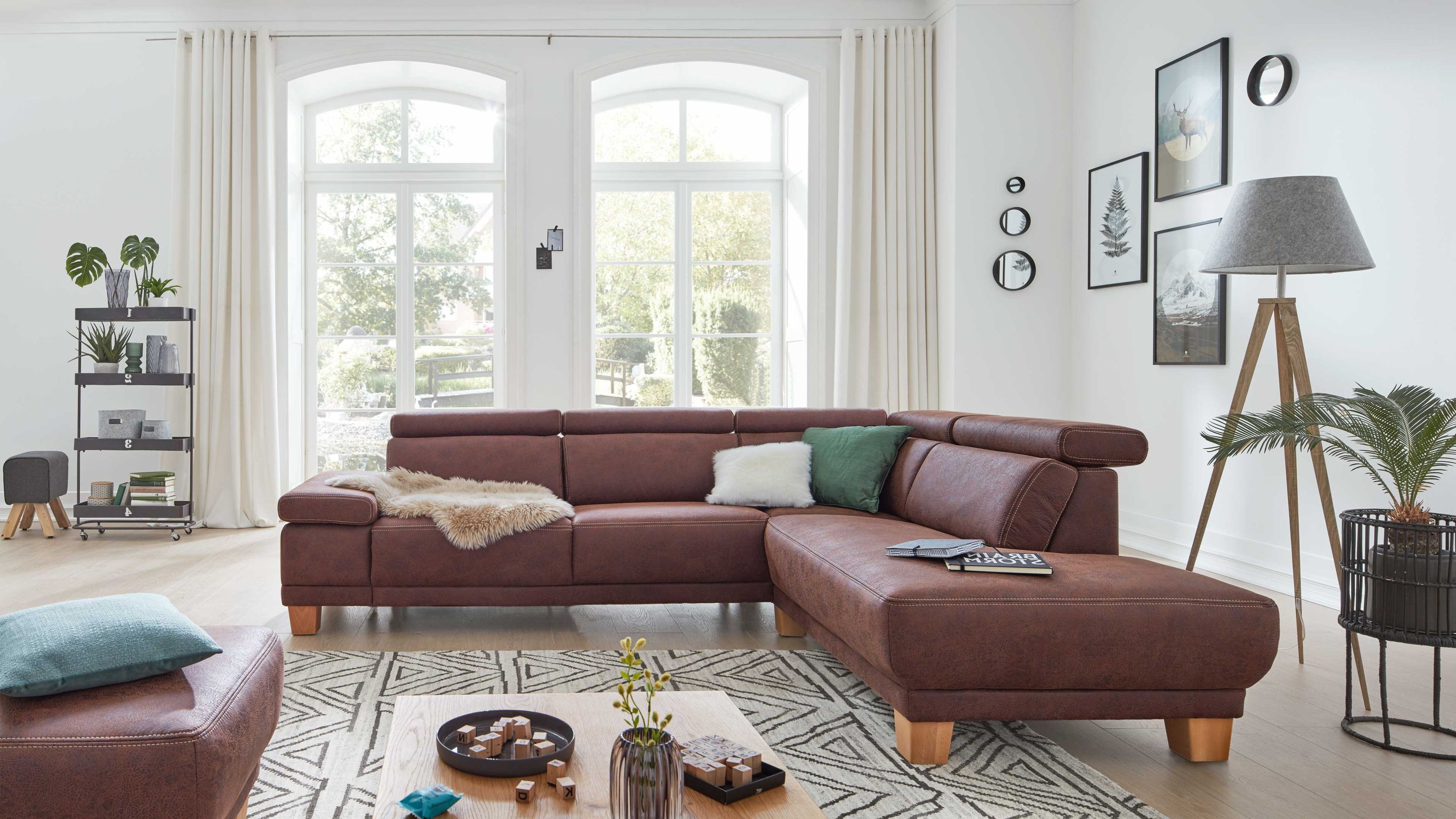 Ecksofa mit braunem Stoffbezug und Holzfüßen Ecksofa mit braunem Stoffbezug und hellen Holzfüßen in modernem Wohnzimmer