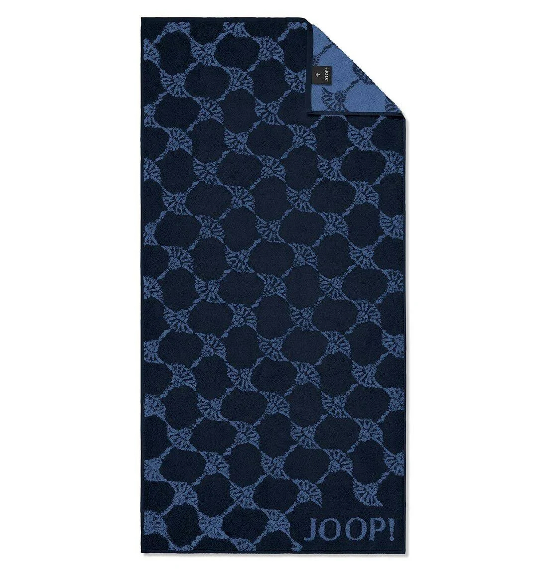 Frontalansicht eines gefalteten JOOP! Duschtuchs in Dunkelblau mit hellblauem Cornflower-Muster und sichtbarem Markenlogo