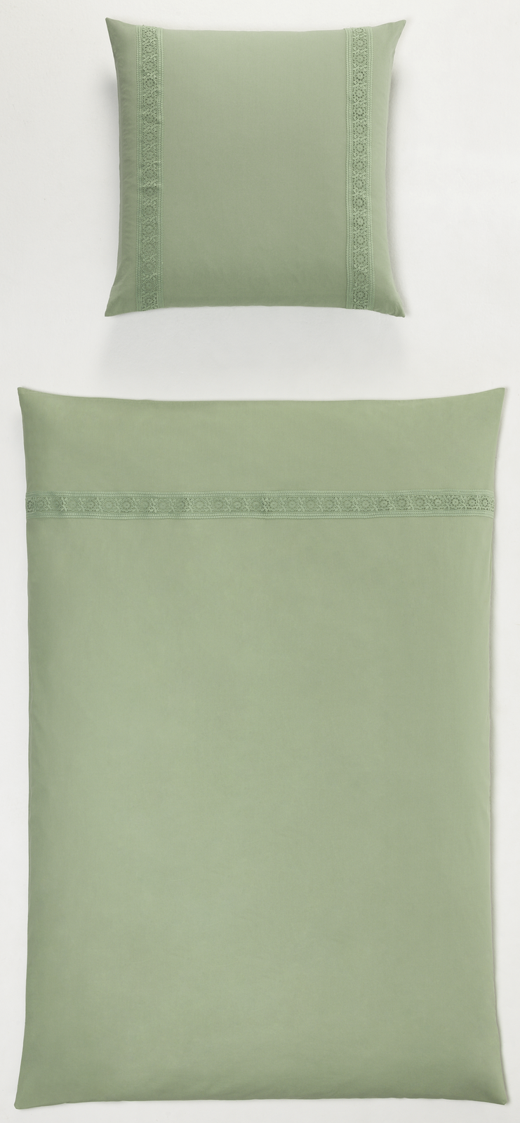 Salbeigrünes Bettwäsche-Set mit Spitzenborte, bestehend aus Kissen- und Deckenbezug, auf heller Fläche
