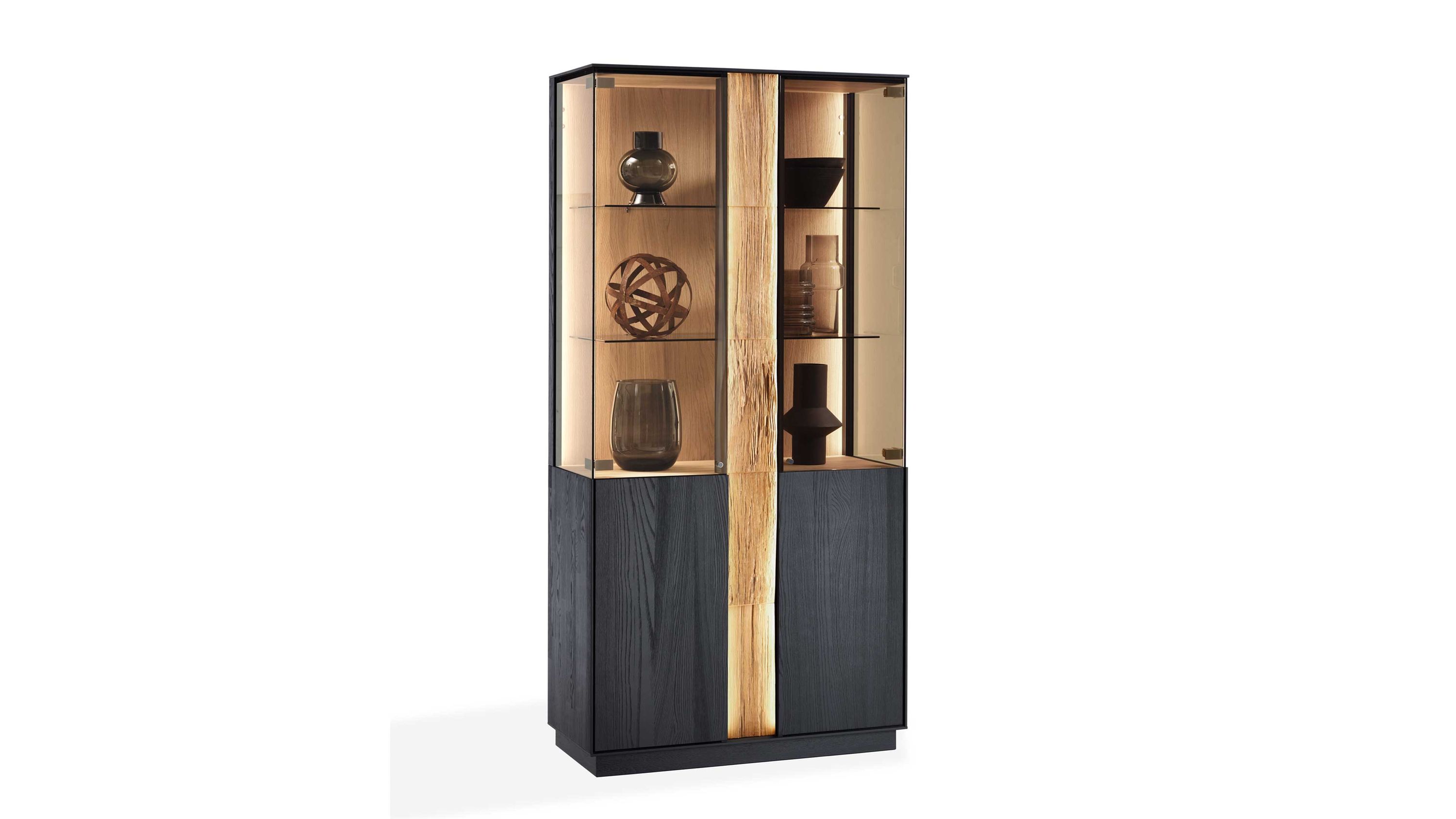 Standvitrine mit Glastüren und Holzstreifen in Anthrazit und Hellbraun Standvitrine mit anthrazitfarbenen Türen hellem Holzstreifen Glaseinsatz Regalen und Dekoobjekten