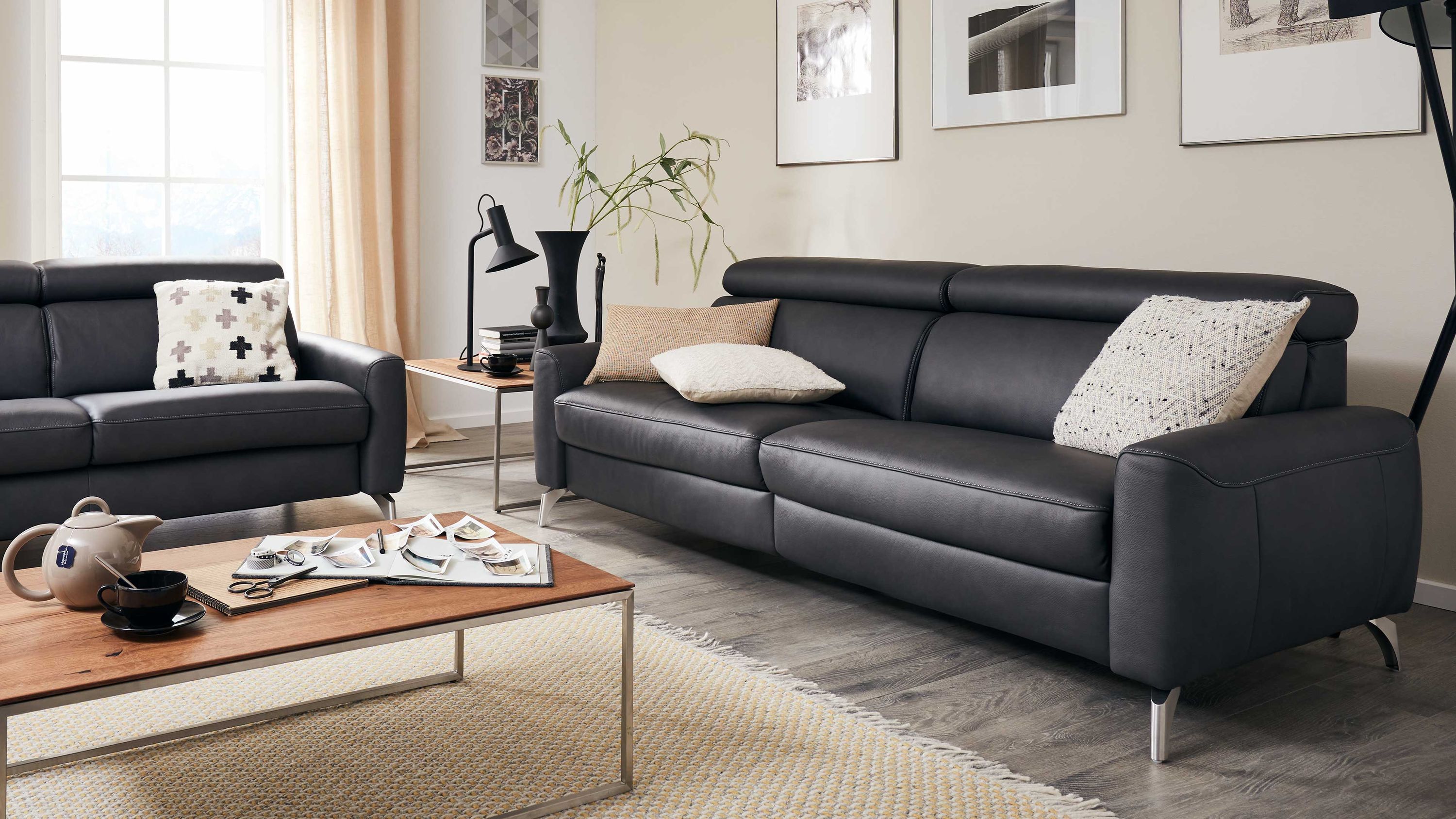 Dreisitziges Sofa in dunkler Farbe mit verstellbaren Kopfstützen und Metallfüßen in modernem Wohnzimmer