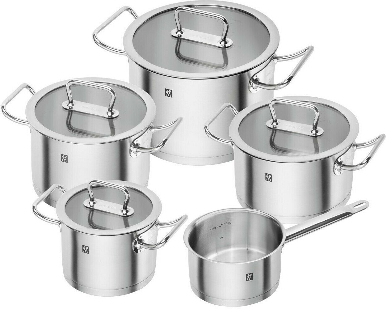 Fünf Edelstahltöpfe mit Deckeln in verschiedenen Größen, einer davon ist ein Stieltopf ohne Deckel, schräg oben aufgenommen