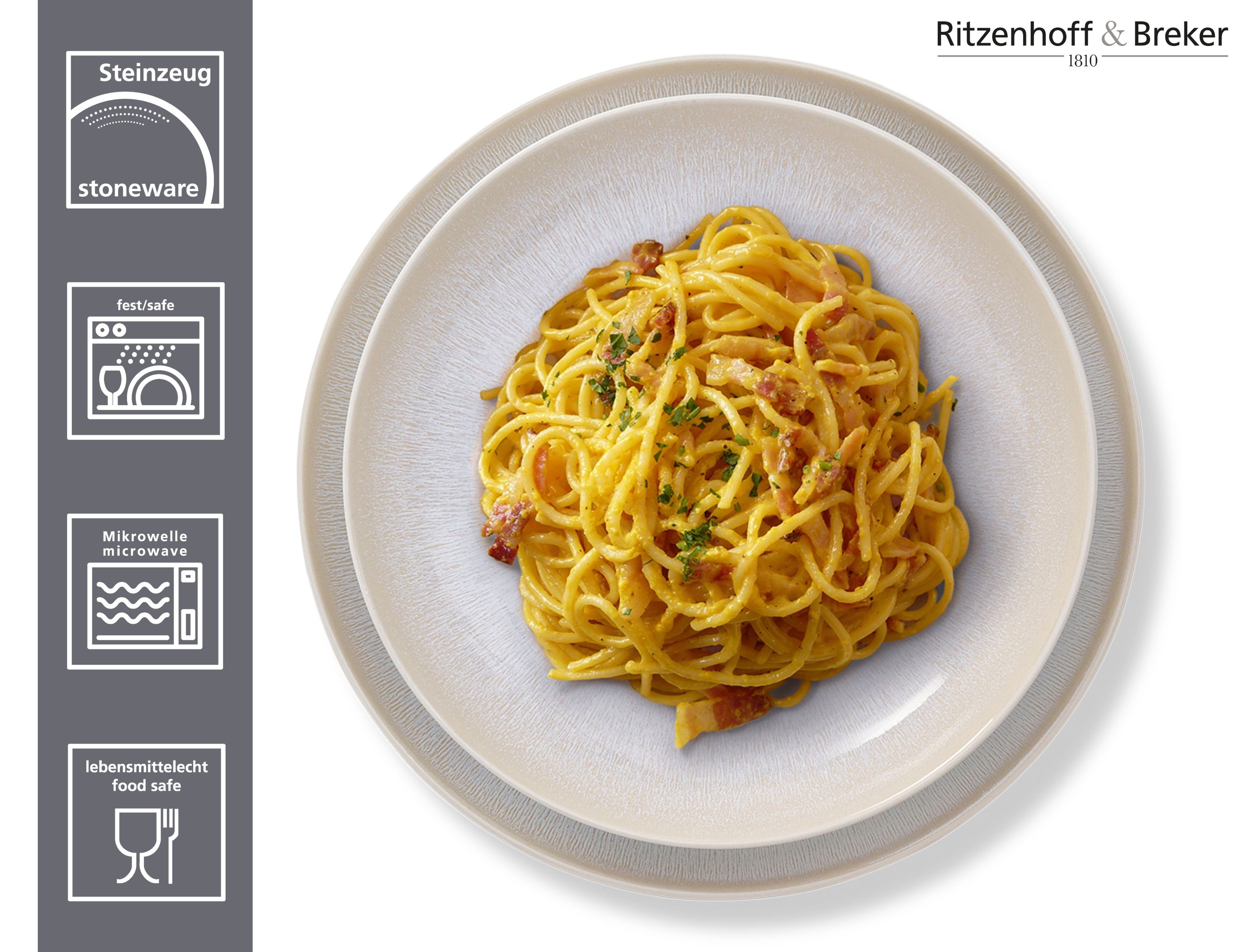 Beige runde Speiseteller mit Spaghetti und Speck auf weißem Hintergrund