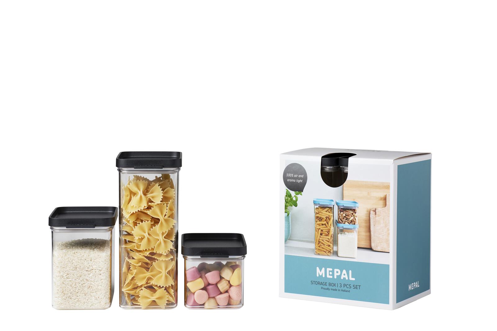 Drei transparente Vorratsdosen mit schwarzem Deckel, gefüllt mit Lebensmitteln, neben Verpackung mit Produktabbildung