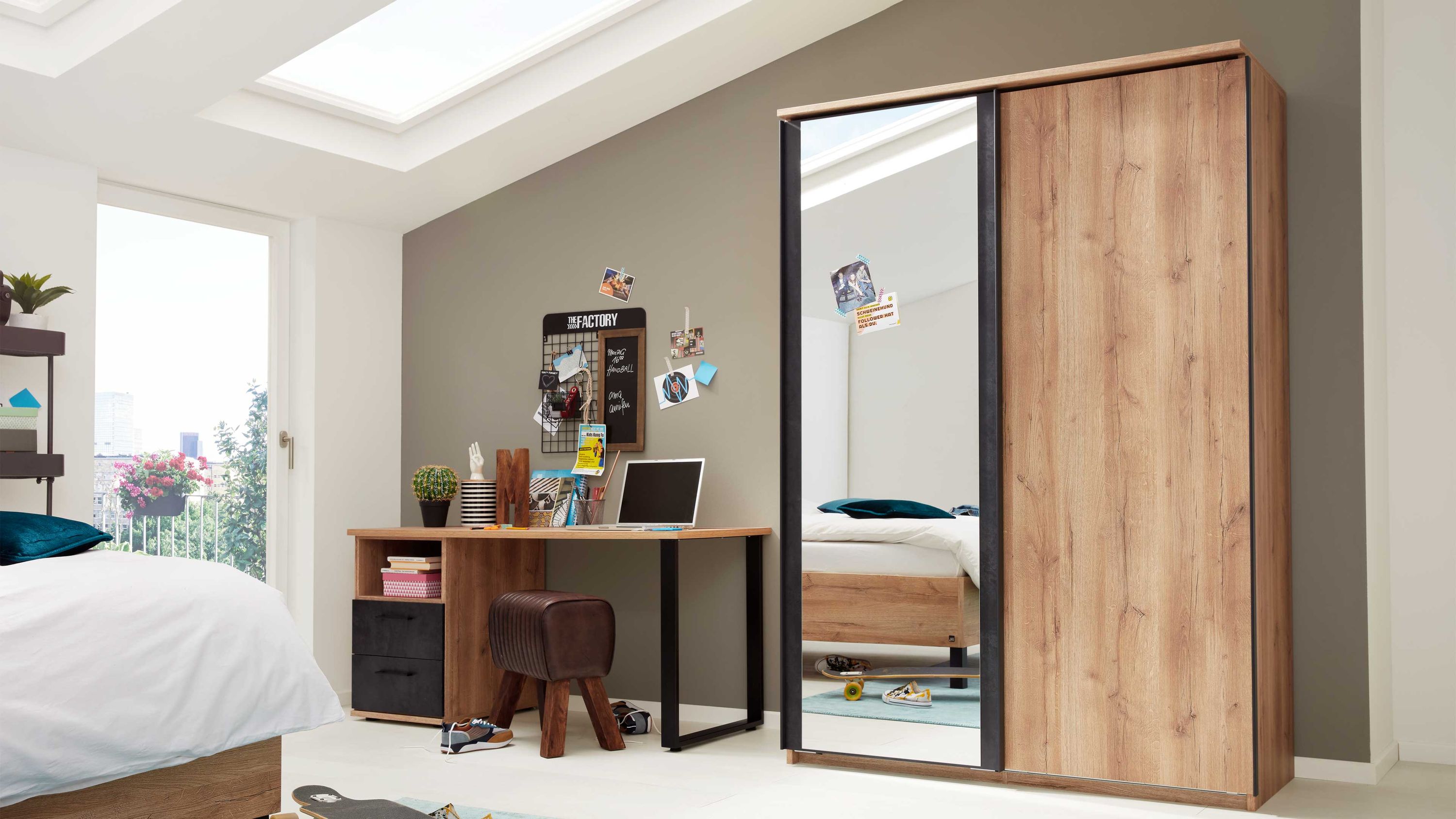 Schwebetürenschrank mit Spiegel in Holzoptik und schwarzem Rahmen Schwebetürenschrank mit zwei Türen eine mit Spiegel in Holzoptik und schwarzem Rahmen in einem Jugendzimmer