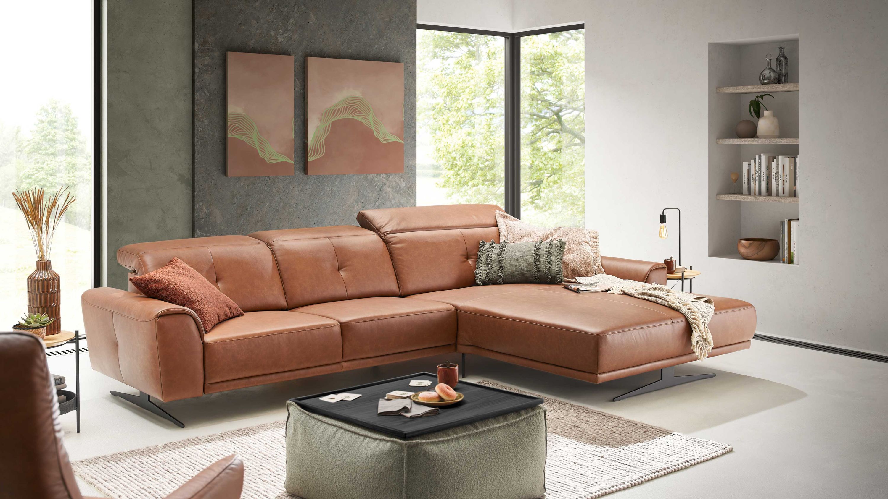 Ecksofa mit braunem Lederbezug und schwarzen Metallfüßen in modernem Wohnzimmer