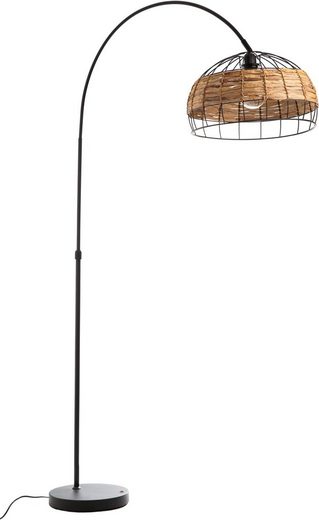 Bogenlampe mit schwarzem Metallgestell und braunem Halbschirm  seitlich inszeniert neben Sofa im modernen Wohnambiente