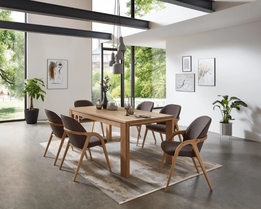 Helles Esszimmer mit Holzmöbeln und großzügiger Fensterfront Esszimmer mit Holztisch, Stühlen und großen Fenstern, natürlich beleuchtet und modern eingerichtet