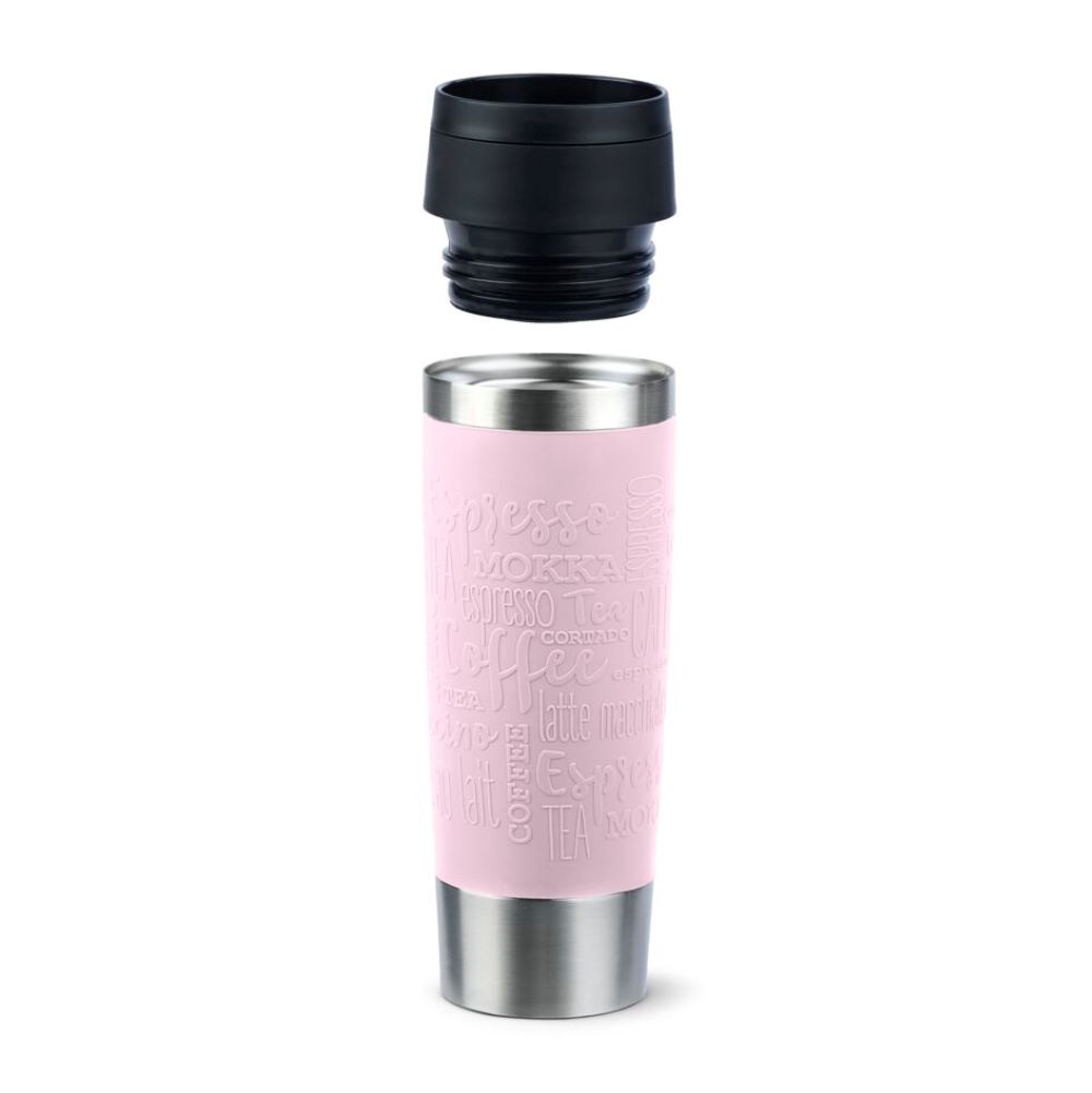 Pastelrosaner Thermobecher mit Edelstahl – stilvoller Becher mit rutschfester Struktur Thermobecher in Pink mit Kaffeeprägungen schwebt darüber frontal aus Augenhöhe fotografiert