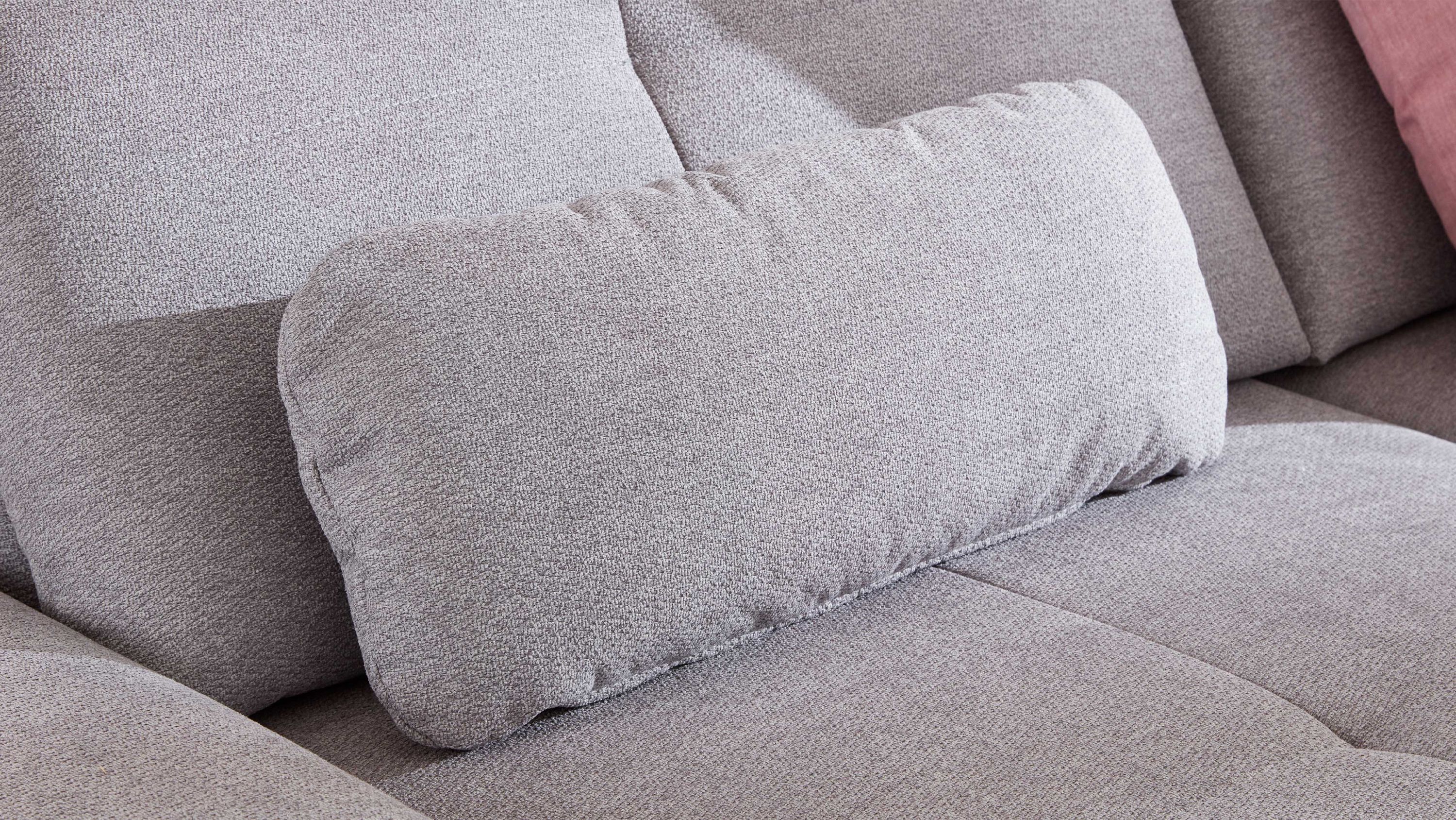 Rechteckiges Nierenkissen in silberfarbener Chenille auf grauem Sofa