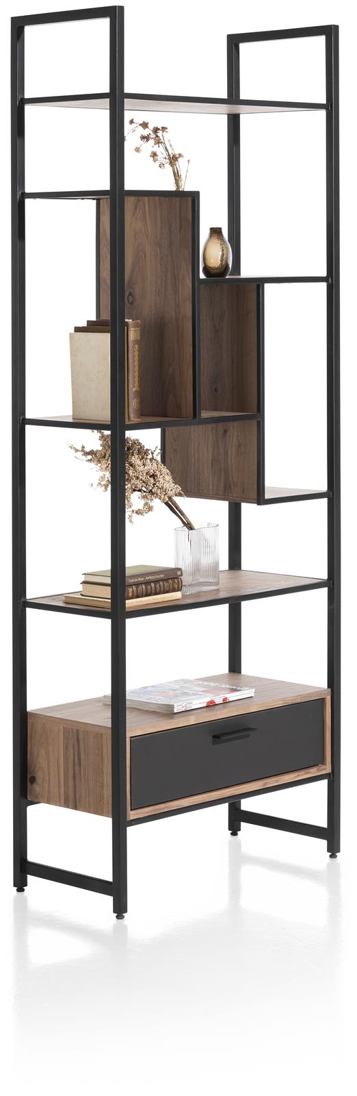 Regal mit 7 Nischen und einer Schublade, Schwarz Schmales Bücherregal mit schwarzem Rahmen & Nussbaumoptik 7 Nischen & Schublade dekoriert schräg von links aufgenommen