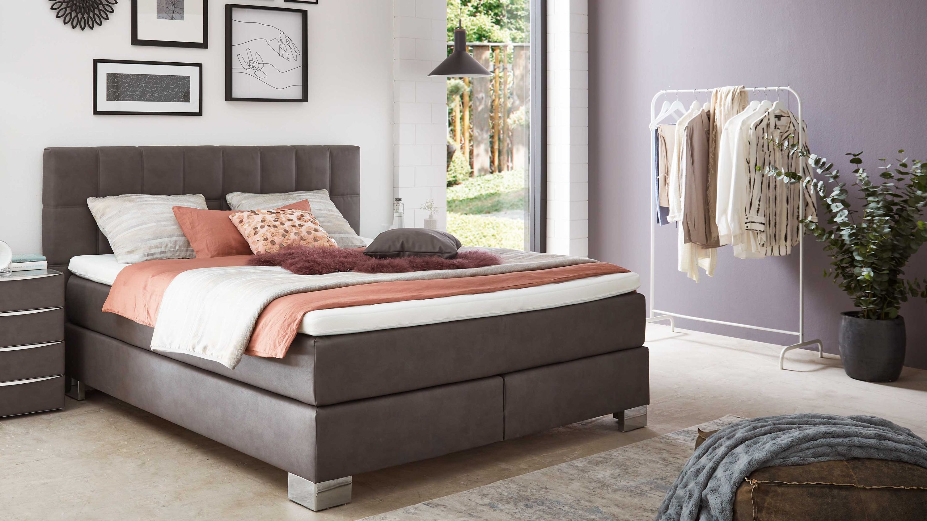 Boxspringbett mit gepolstertem Kopfteil in schiefergrauer Mikrofaser in modernem Schlafzimmer
