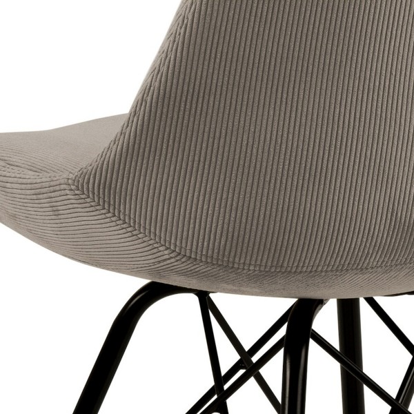 Detailansicht eines modernen Stuhls mit grauem Stoffbezug und schwarzem Metallgestell in geometrischem Design.