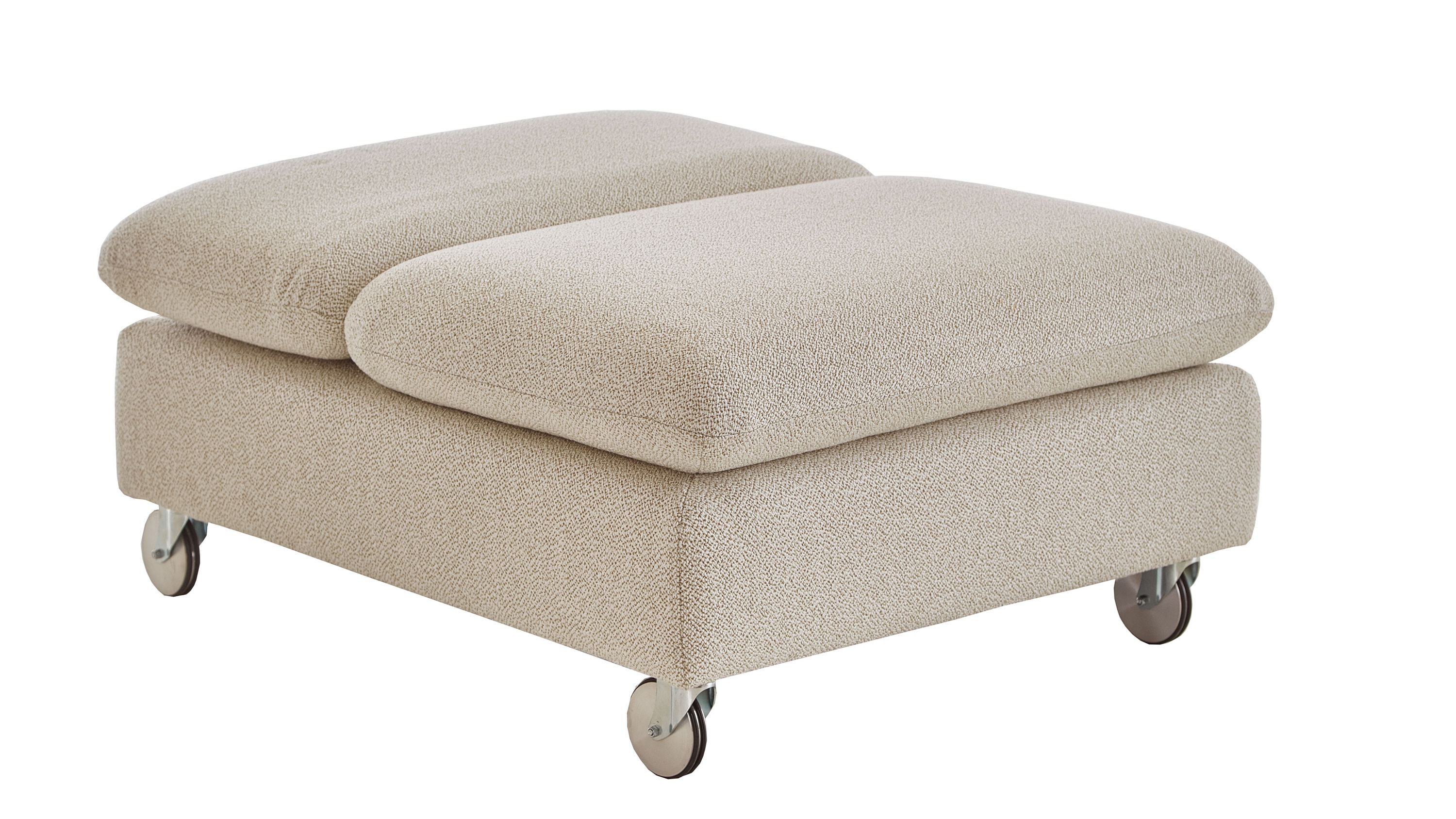 Hocker mit klappbarem Seitenteil in hellbeigem Stoff Rechteckiger Hocker mit zwei gepolsterten Sitzflächen und Rollen in hellbeigem Stoffbezug