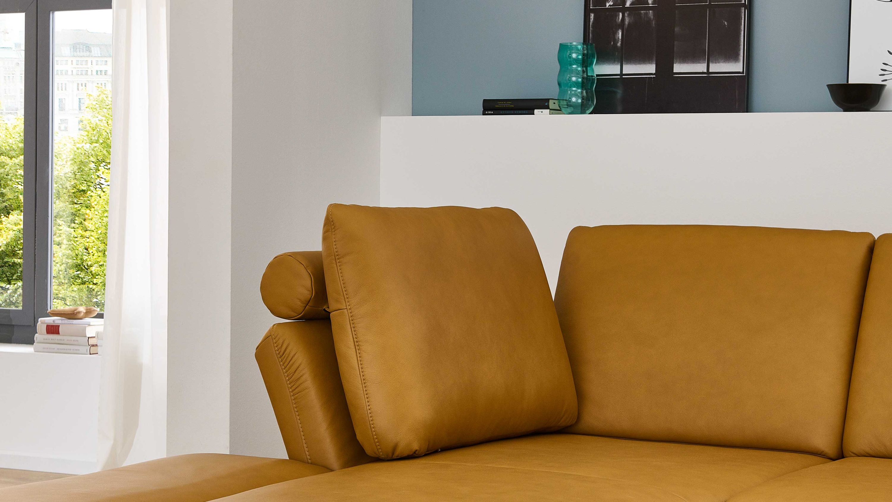 Sofa mit rechteckigem Kissen und runder Rolle in kurkumafarbenem Leder