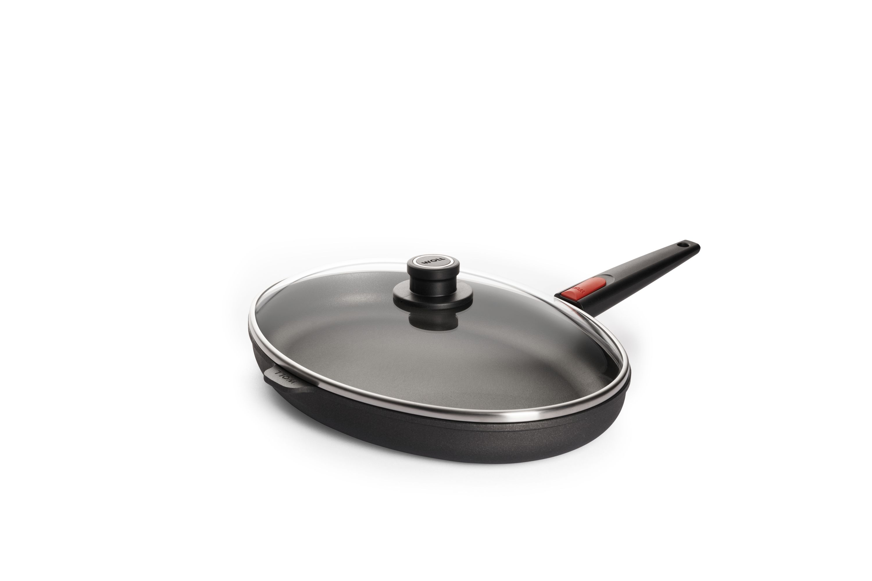 Ovale schwarze WOLL Pfanne mit Glasdeckel und rotem Knopf am Griff.