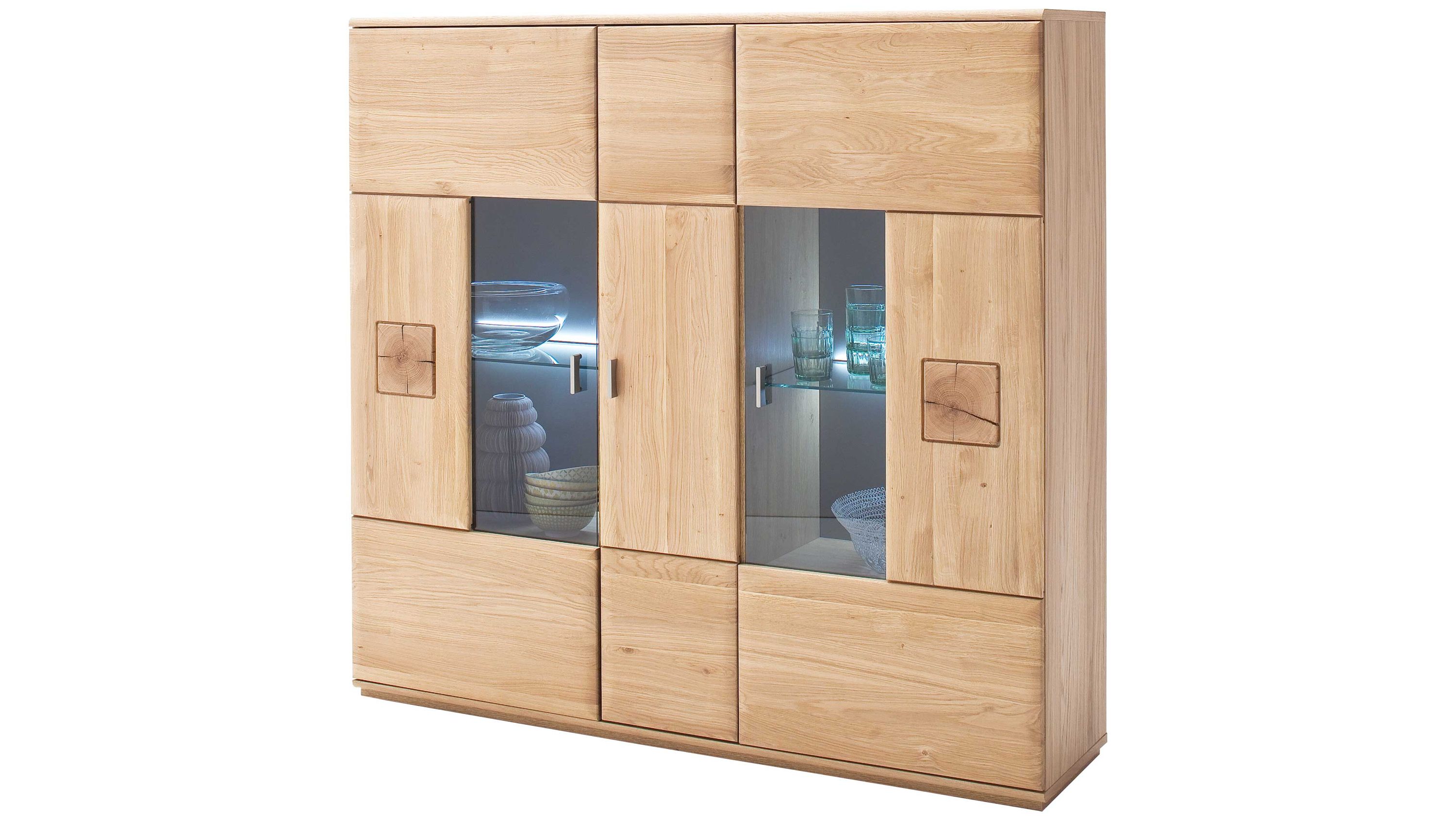 Highboard aus biancofarbenem Holz mit drei Türen zwei davon mit Glasfront und Innenbeleuchtung