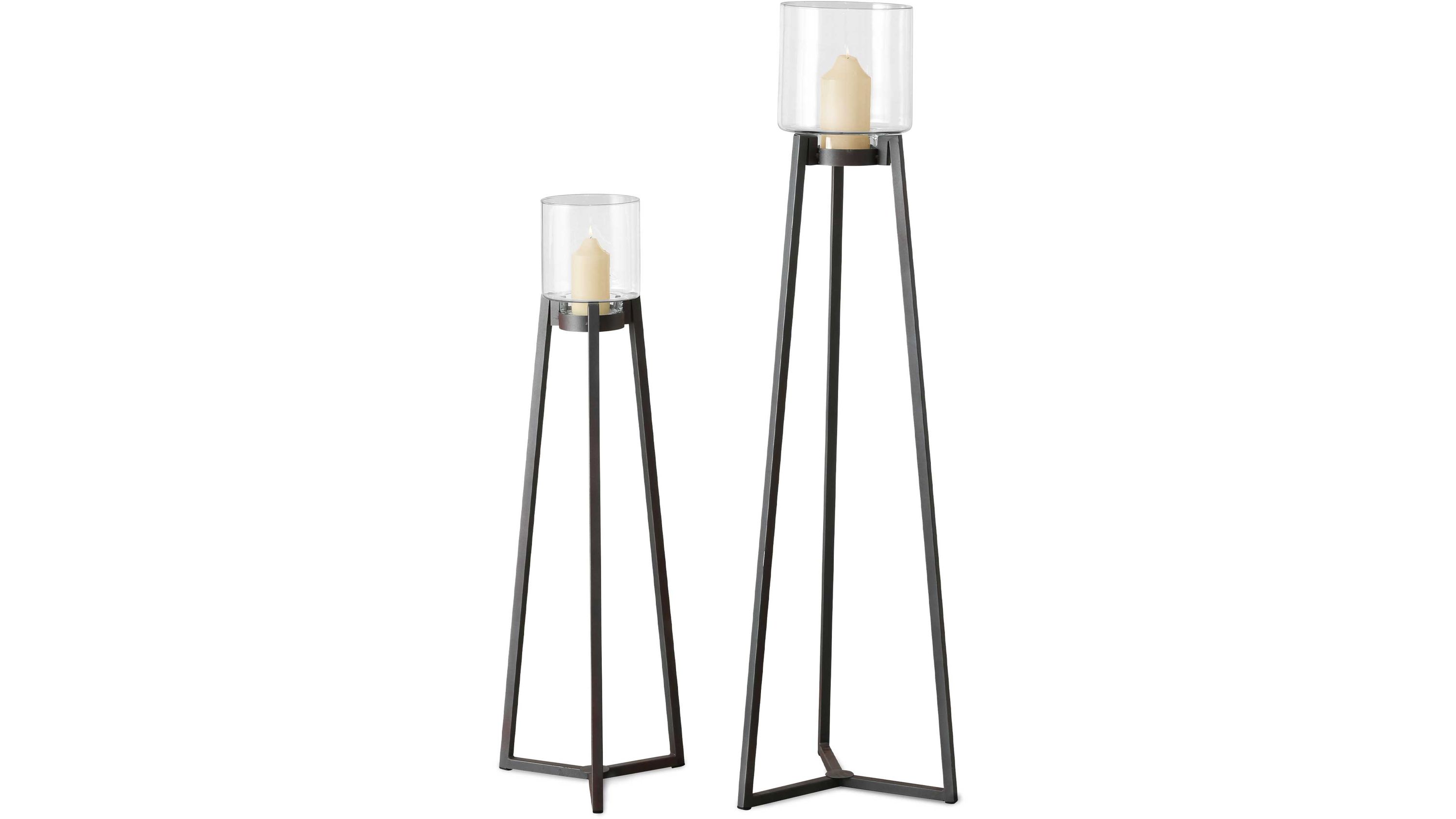 Zweiteiliges Windlichtständer-Set mit klaren Glaszylindern und dunkelgrauen dreibeinigen Metallgestellen