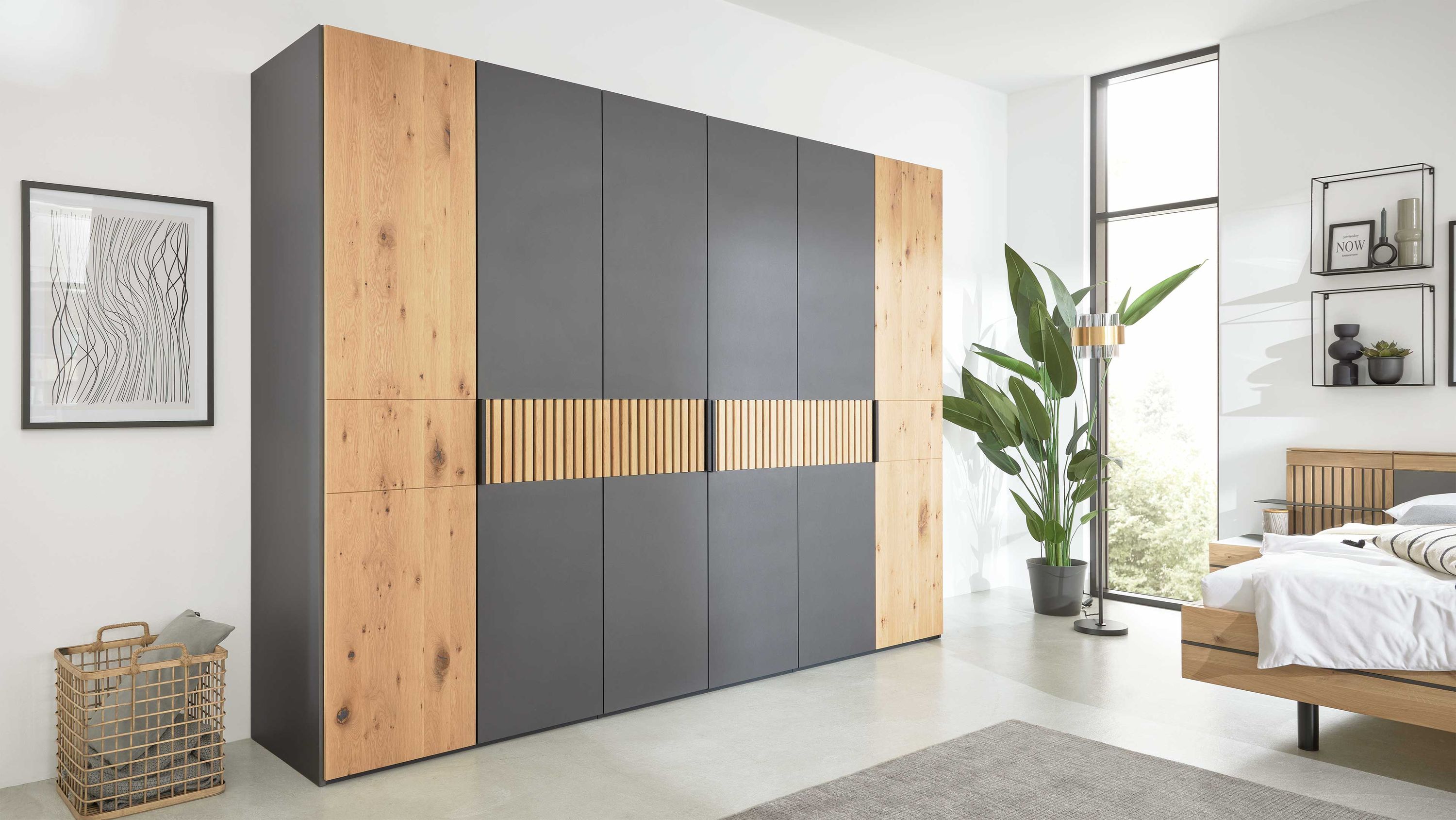 Sechstüriger Kleiderschrank mit Fronten in Holzoptik und grauen Türen in modernem Schlafzimmer