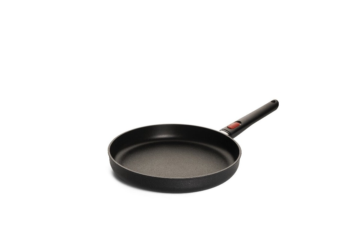 Schwarze Pfanne mit flacher Bratfläche und langem Griff  schräg dargestellt