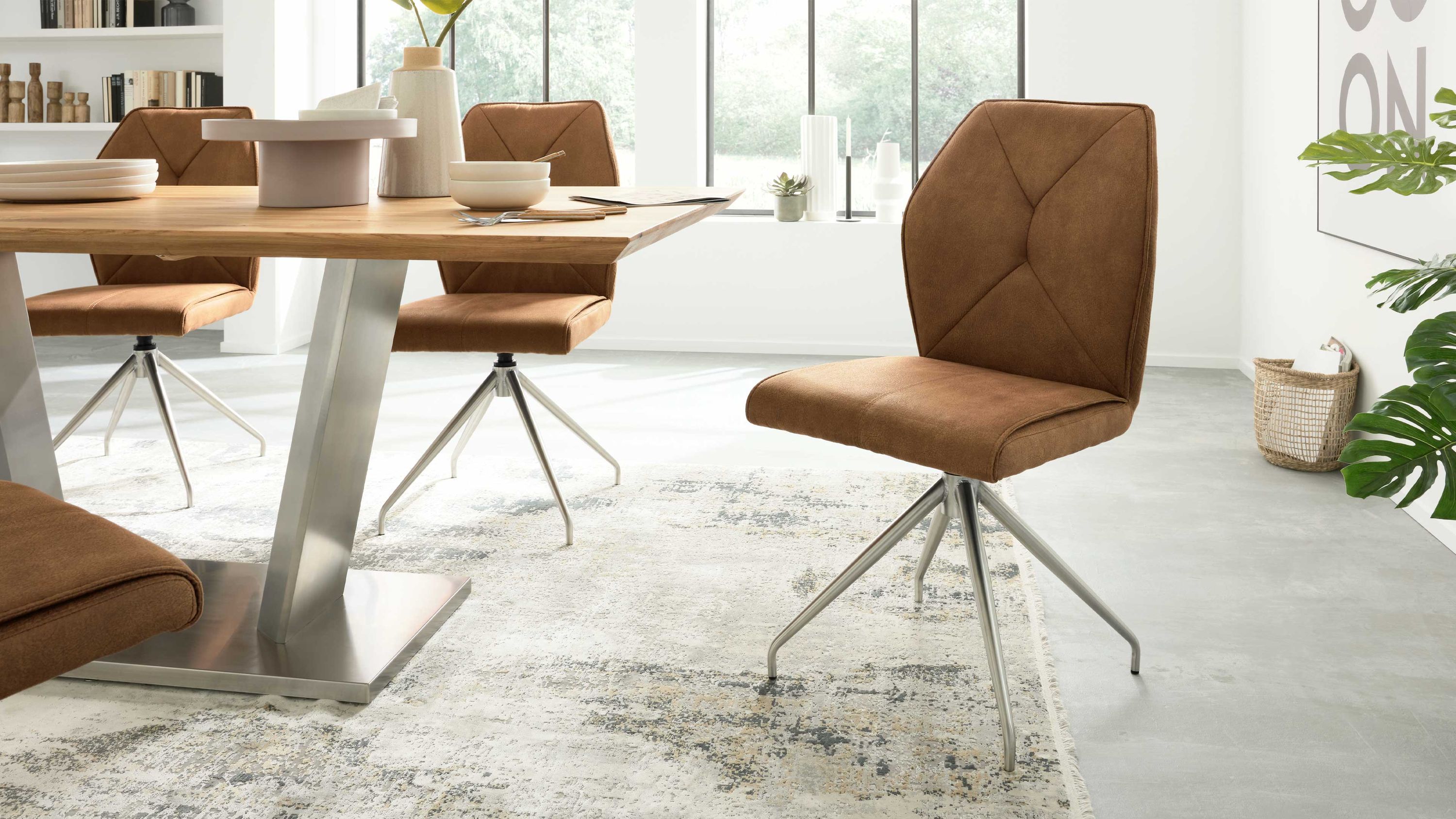 Polsterstuhl mit bernsteinfarbener Mikrofaser und Edelstahlgestell mit Drehfunktion in modernem Esszimmer
