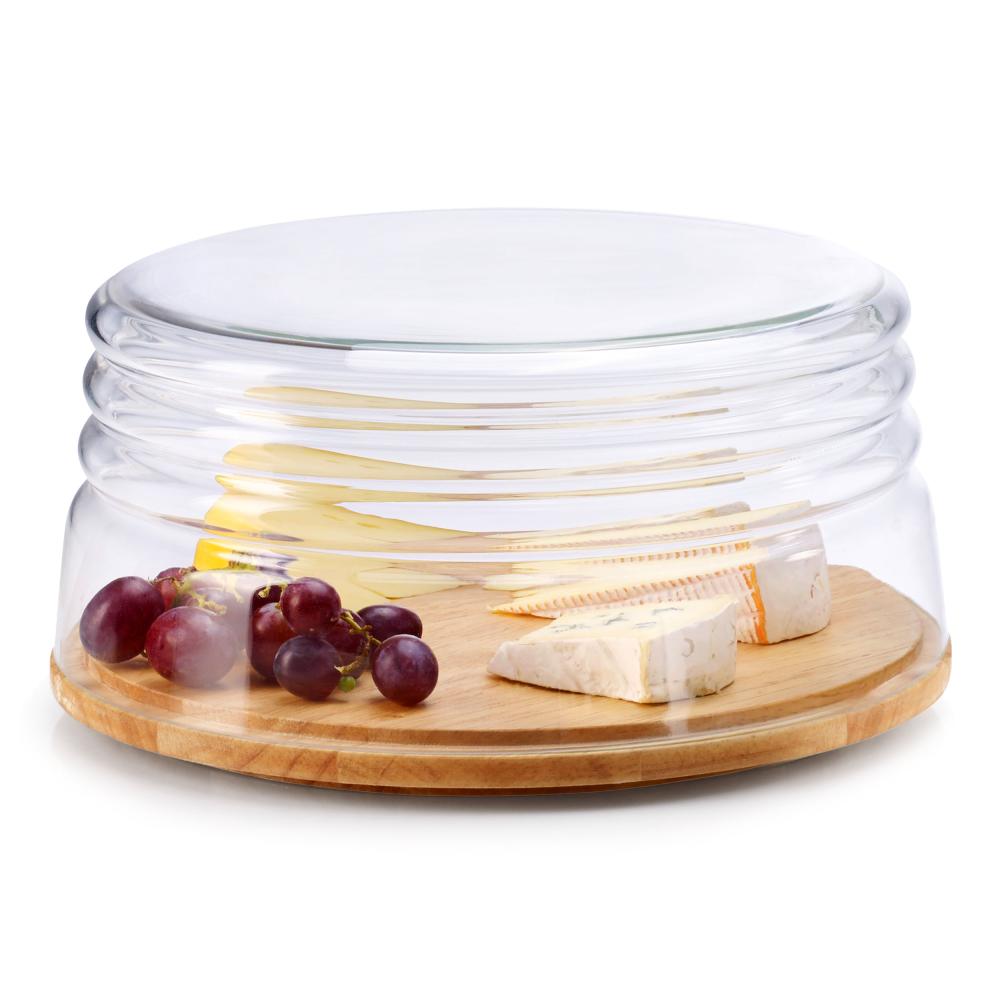 Zweiteilige Käseglocke mit Holzplatte und Glasdeckel  gefüllt mit Käse und Weintrauben