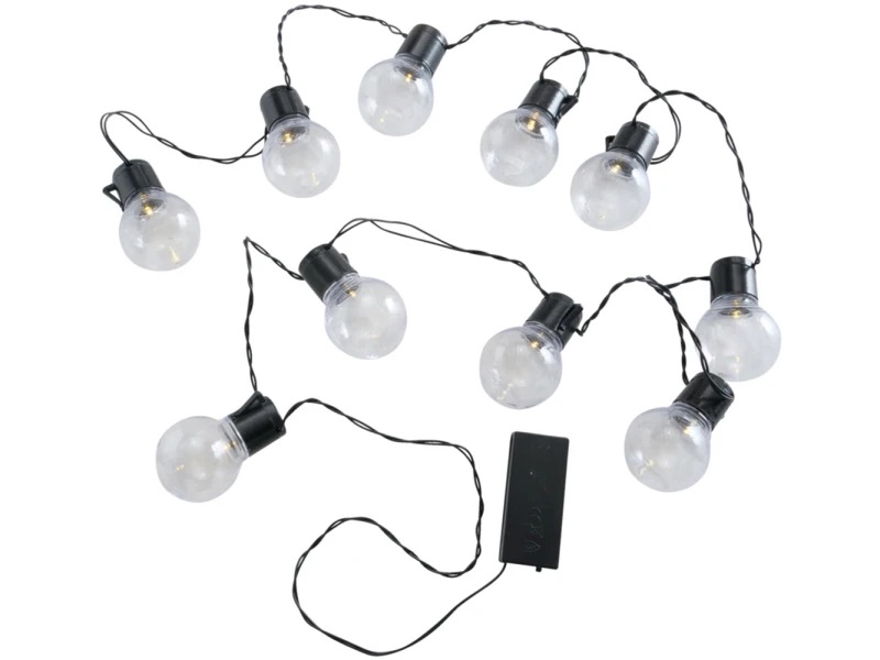 Lichterkette Loma mit 10 klaren LED-Glühbirnen schwarze Fassungen Batteriefach leicht schräg von oben fotografiert
