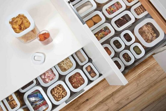 5-teiliges Dosen-Set  transparent mit weißen Deckeln  sortiert in Küchenschublade mit Lebensmitteln