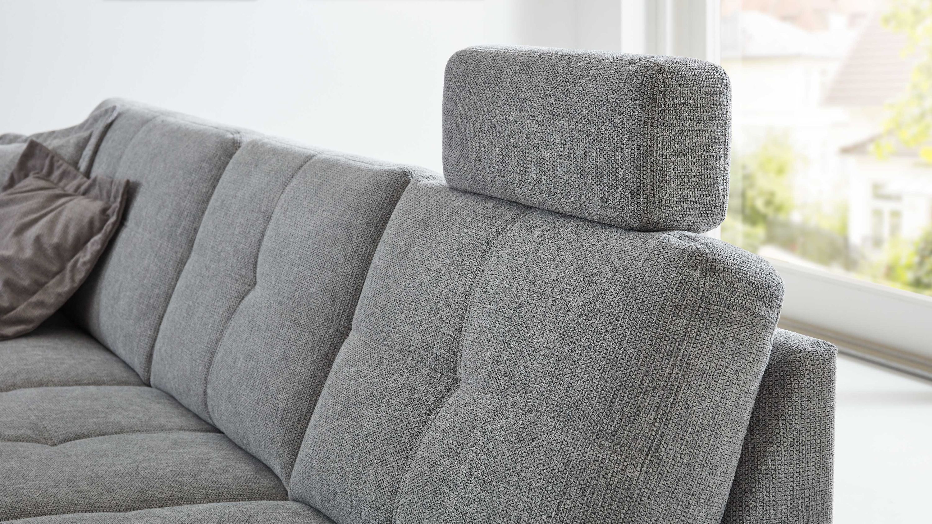Rechteckige frostgraue Kopfstütze aus Flachgewebe auf grauem Sofa mit Rückenlehne