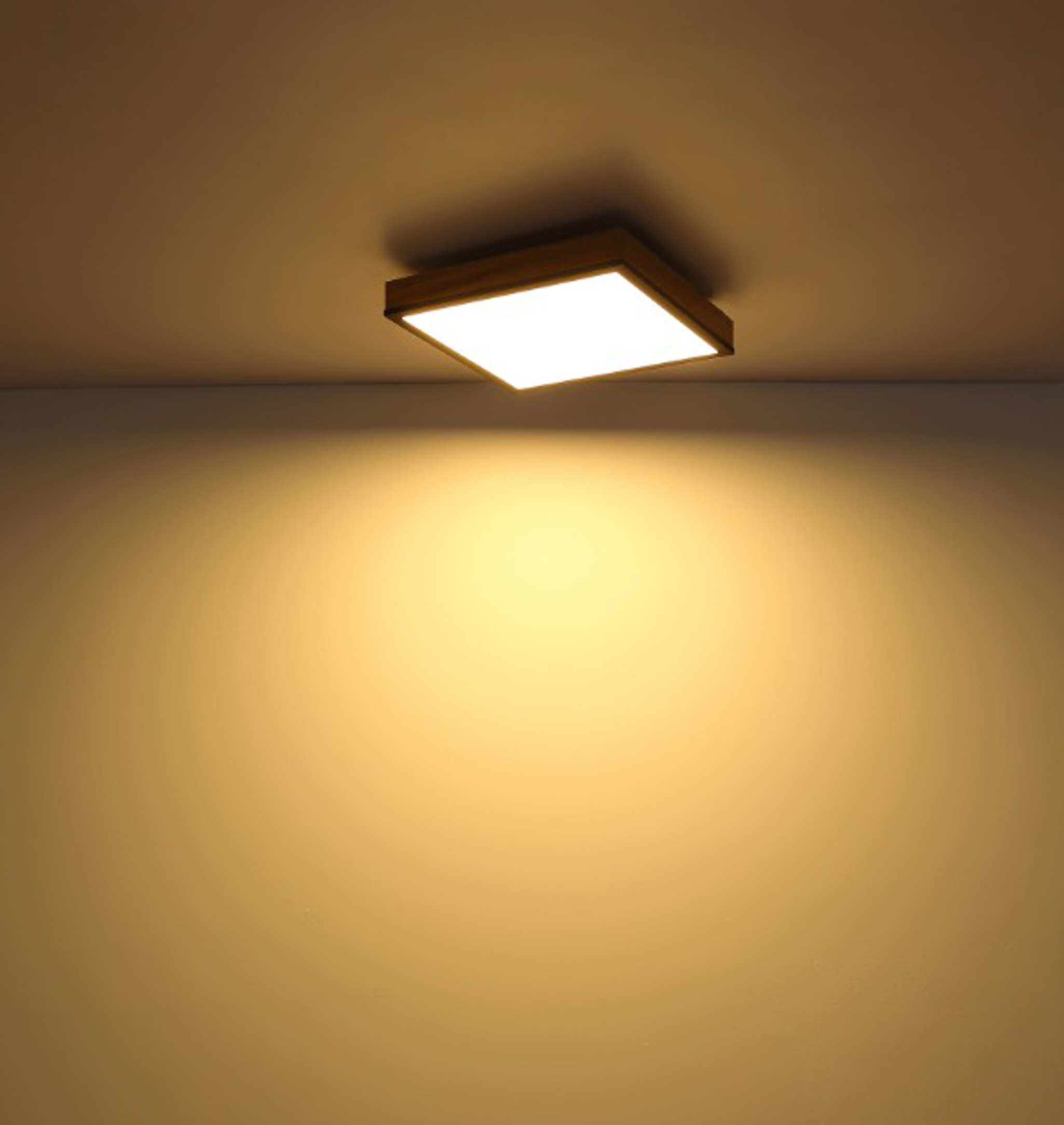 Quadratische Deckenleuchte aus Aluminium  dimmbar  mit warmem Lichtschein an Decke montiert