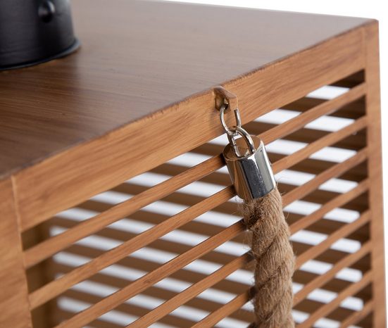 Nahaufnahme einer Holzkiste mit Seilgriff, fotografiert aus schräger Perspektive auf die obere Ecke