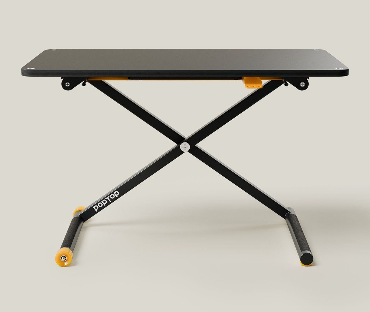 Schwarzer Schreibtisch mit X-Gestell und gelben Elementen zur Höhenverstellung auf runden Standfüßen.