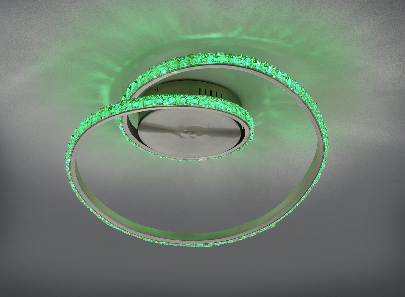 Moderne Deckenleuchte mit spiralförmigem LED-Design leuchtet grün Leuchteffekt an Decke leicht unten fotografiert