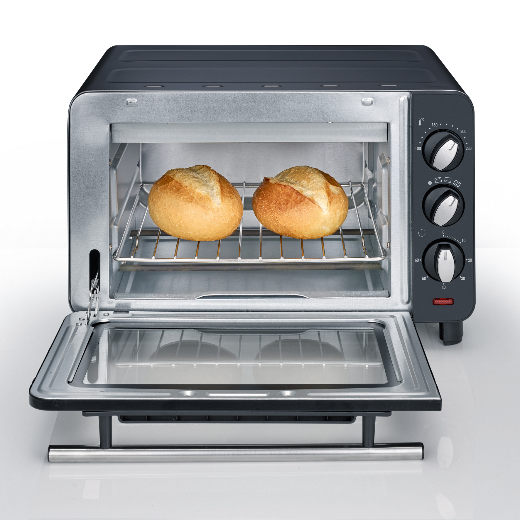 Miniofen in Schwarz-Silber mit geöffneter Tür  zwei Brötchen auf Grillrost  drei Drehregler rechts  frontal fotografiert