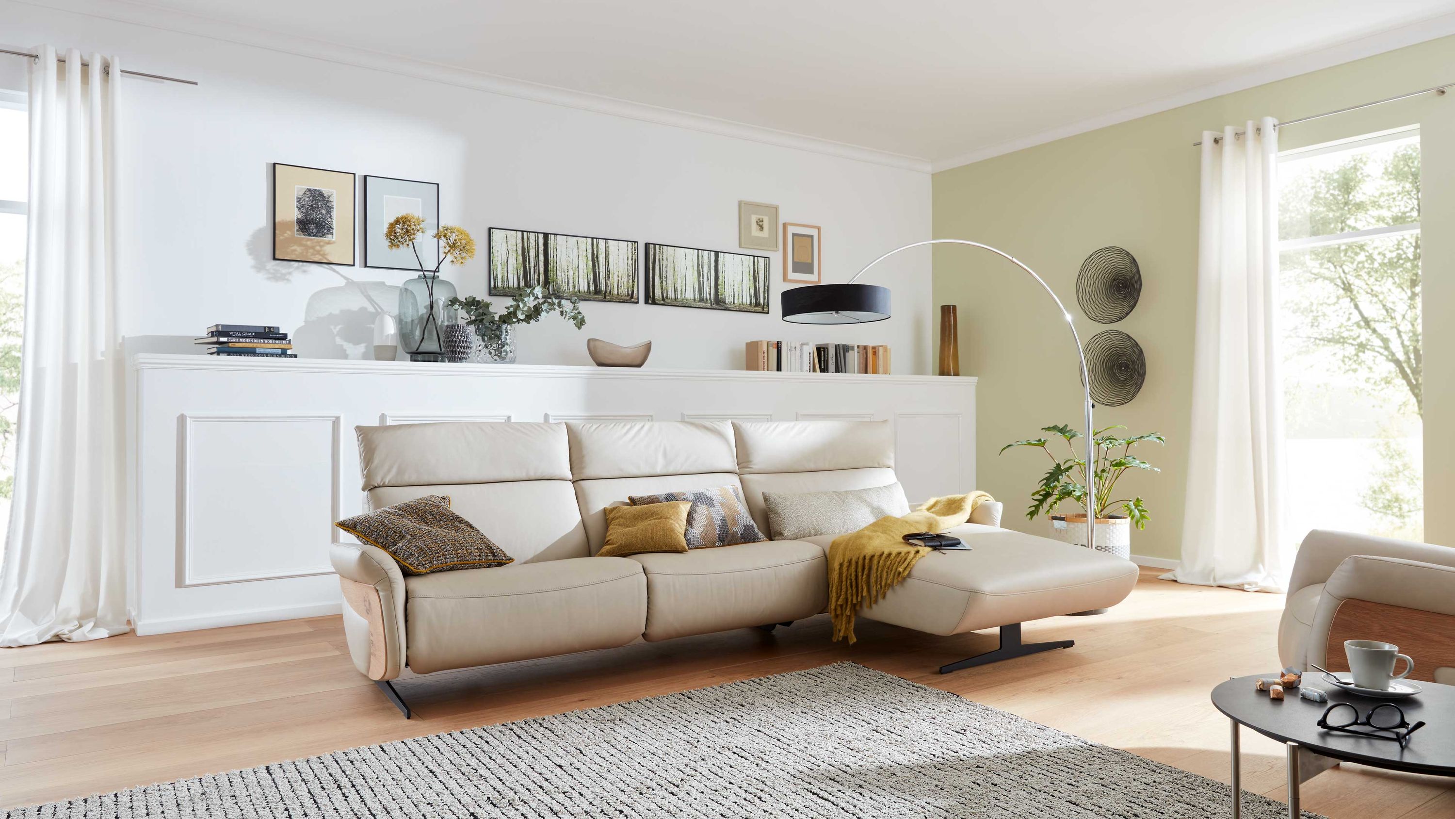 Wohnlandschaft mit drei Sitzplätzen und Recamiere in klifffarbenem Leder in modernem Wohnzimmer