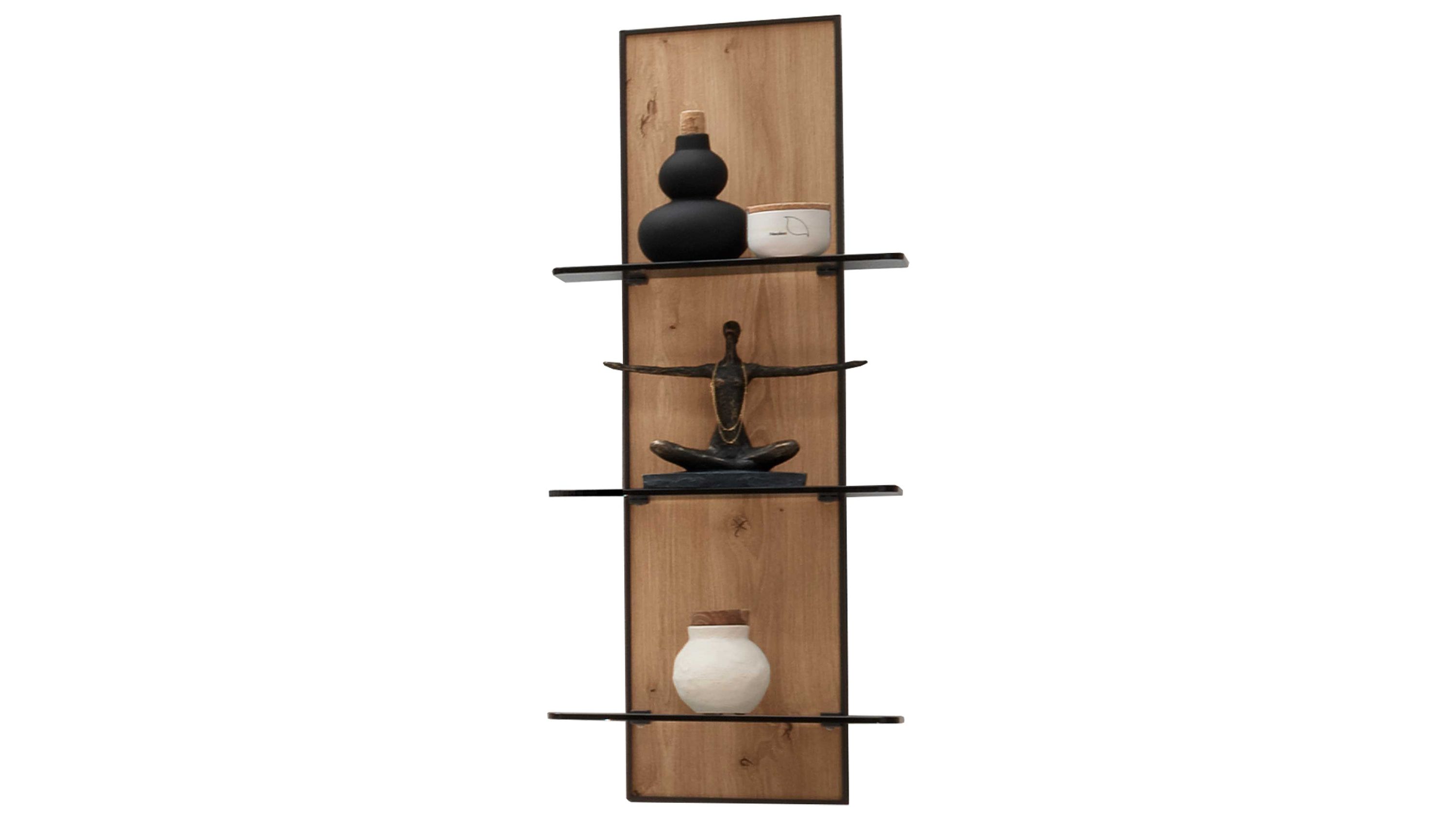 Schmales Wandregal mit drei Glasablagen und Holzrückwand in heller Farbe mit Dekoration